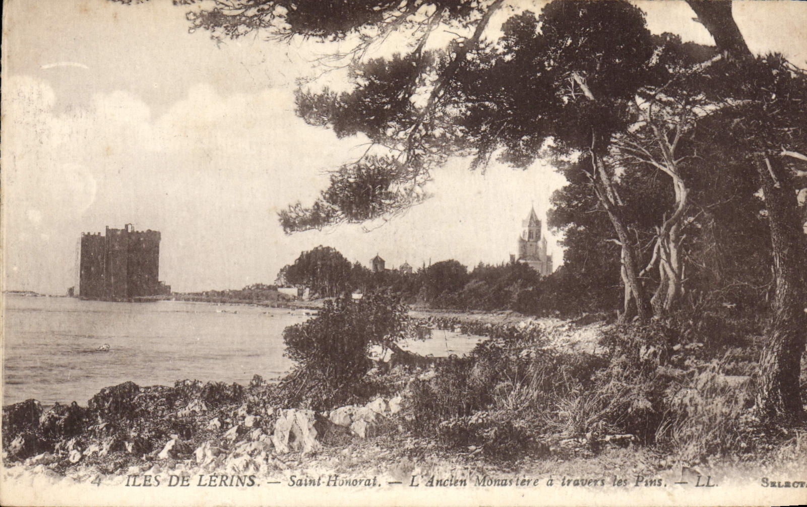 CPA Iles De Lerins Saint Honorat L'ancien monastere a travers les pins