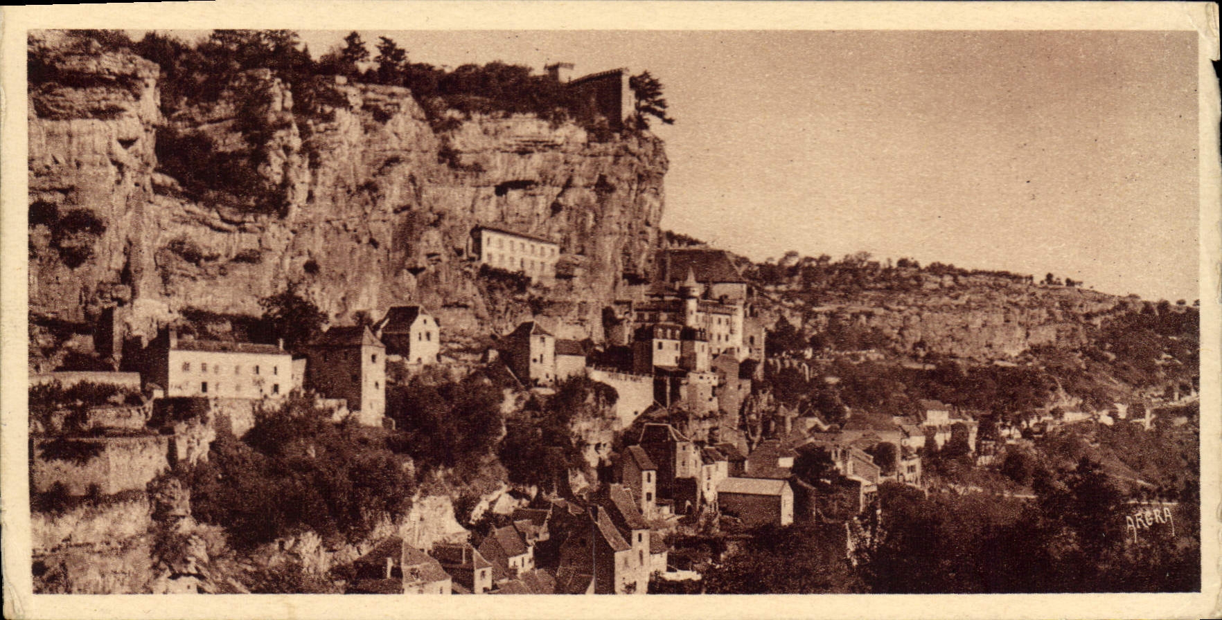 CPA Rocamadour Le Roc Vu De La Route De Cahors