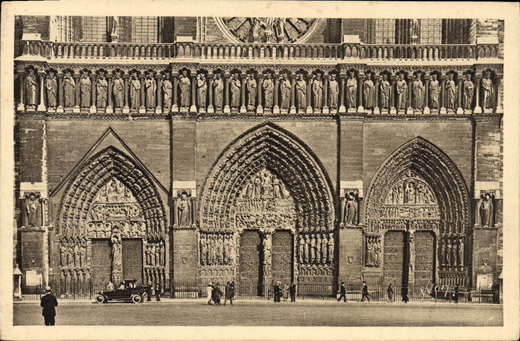 CPA Paris En Flanant Les Portails D'Entree De La Cathedrale Et La Galeris Des Rois