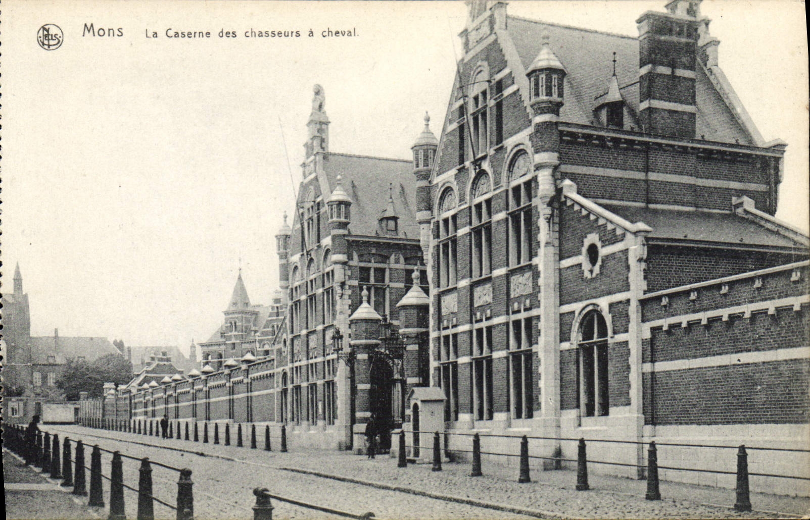 CPA Mons la caserne des chasseurs a cheval Militaria