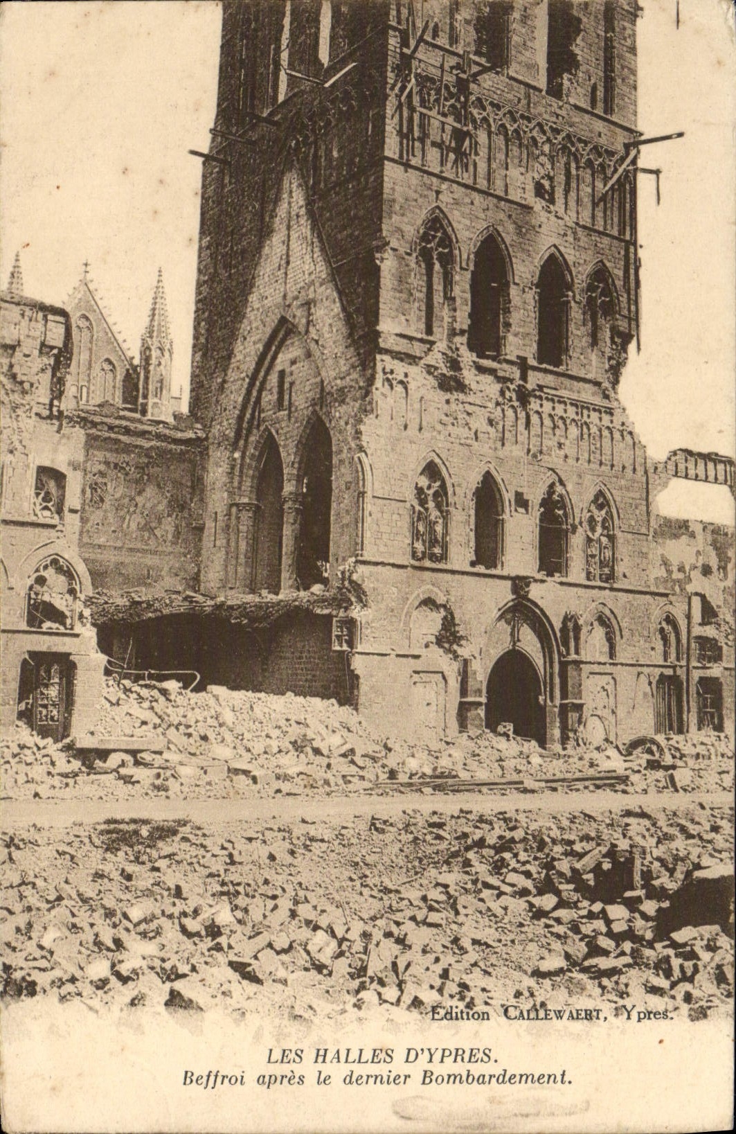 CPA Les halles d'Ypres Beffroi apres le bombardement Militaria