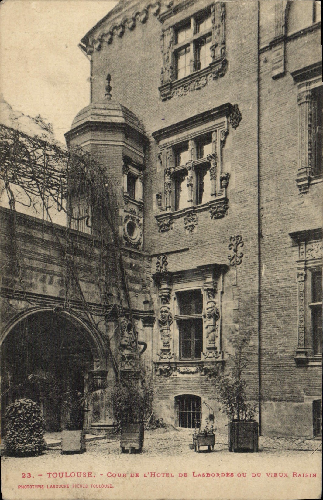 CPA Toulouse Cour de l'hotel de Lasbordes ou du vieux Raisin 