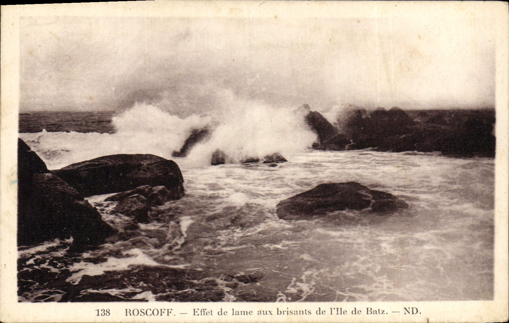 VINTAGE POSTCARD Roscoff Effect Blade In Breaking Island De Batz