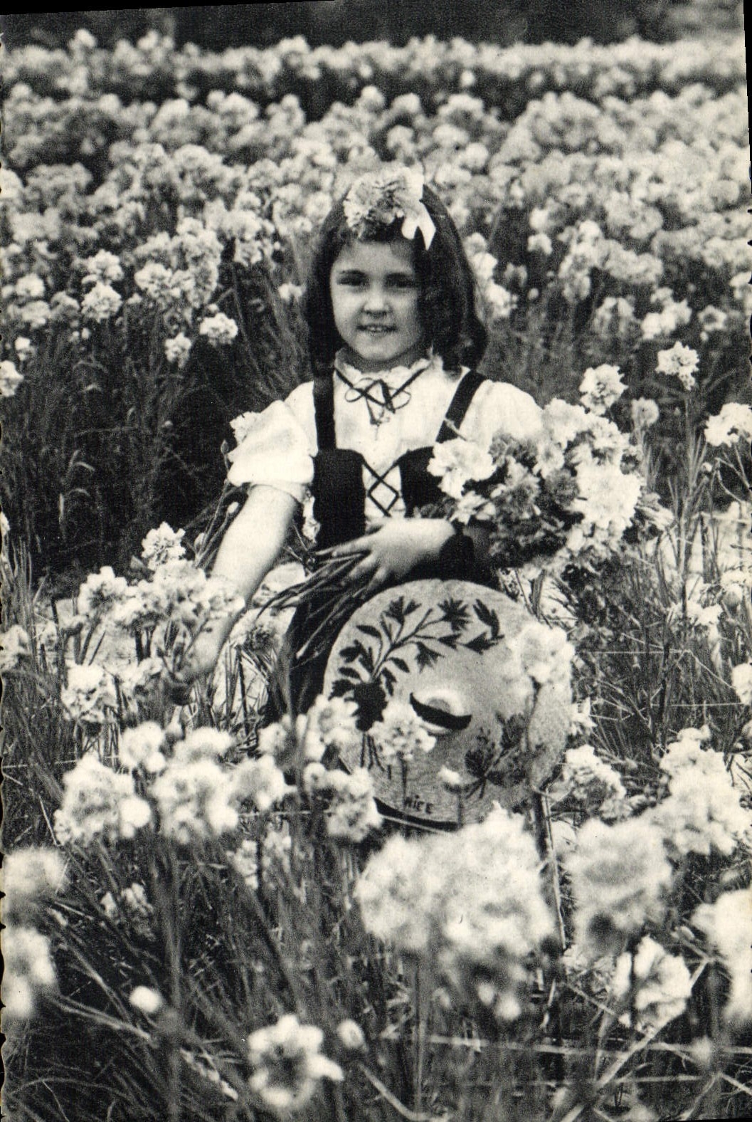 CPA Cote D'Azur Costume Du Pays Cueillette des oeillets Folklore Enfant