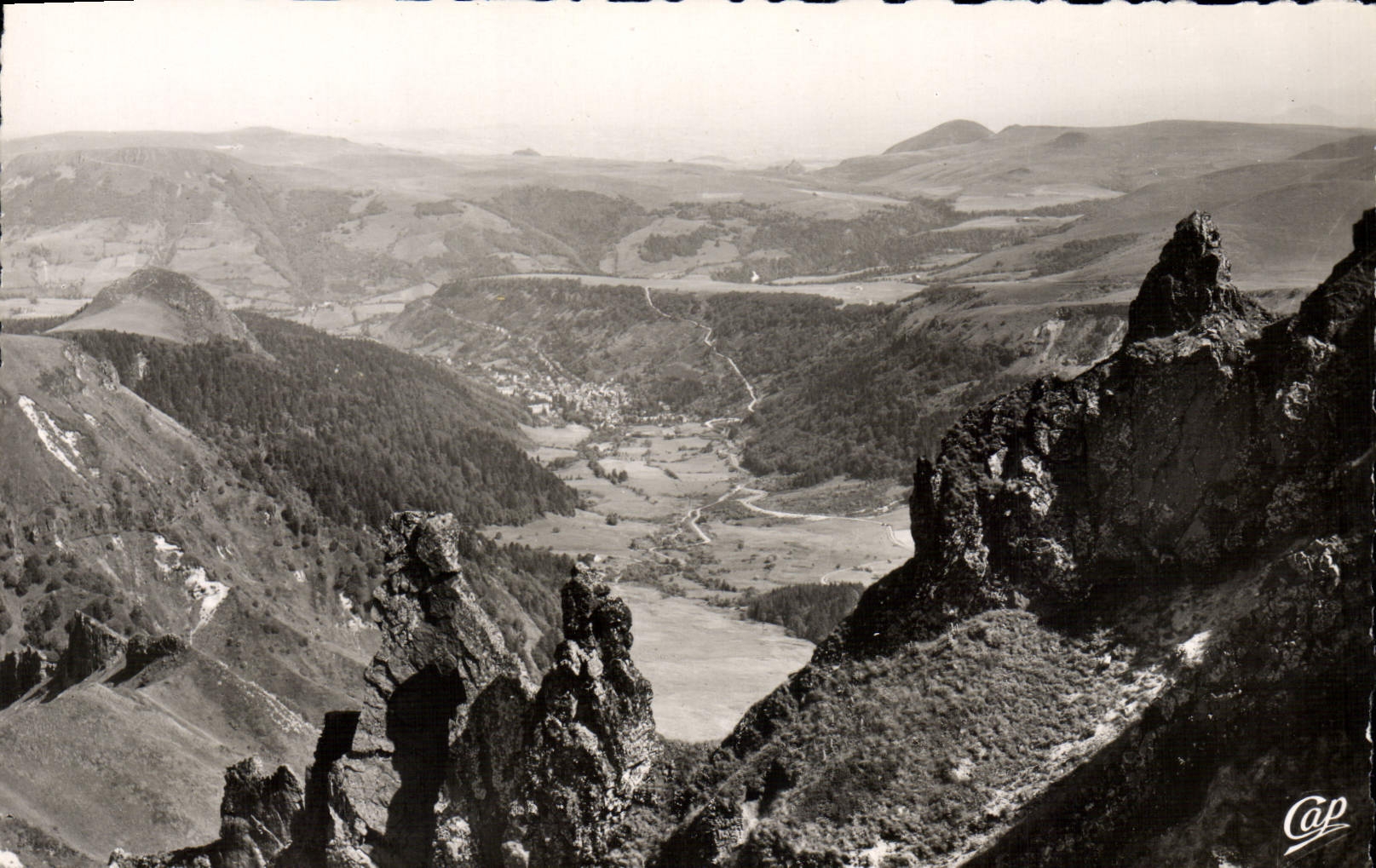 CPM L'Auvergne Vue Prise Du Sancy Vers Le Mont Dore