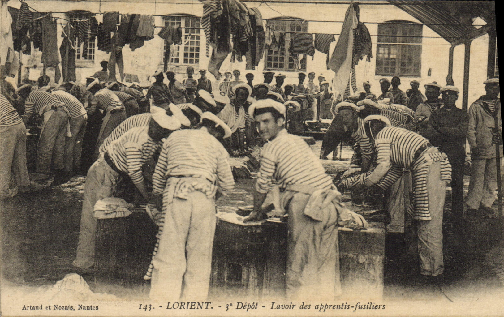 VINTAGE POSTCARD Lorient Boat 3rd deposit Laundrette of the apprentices fusiliers