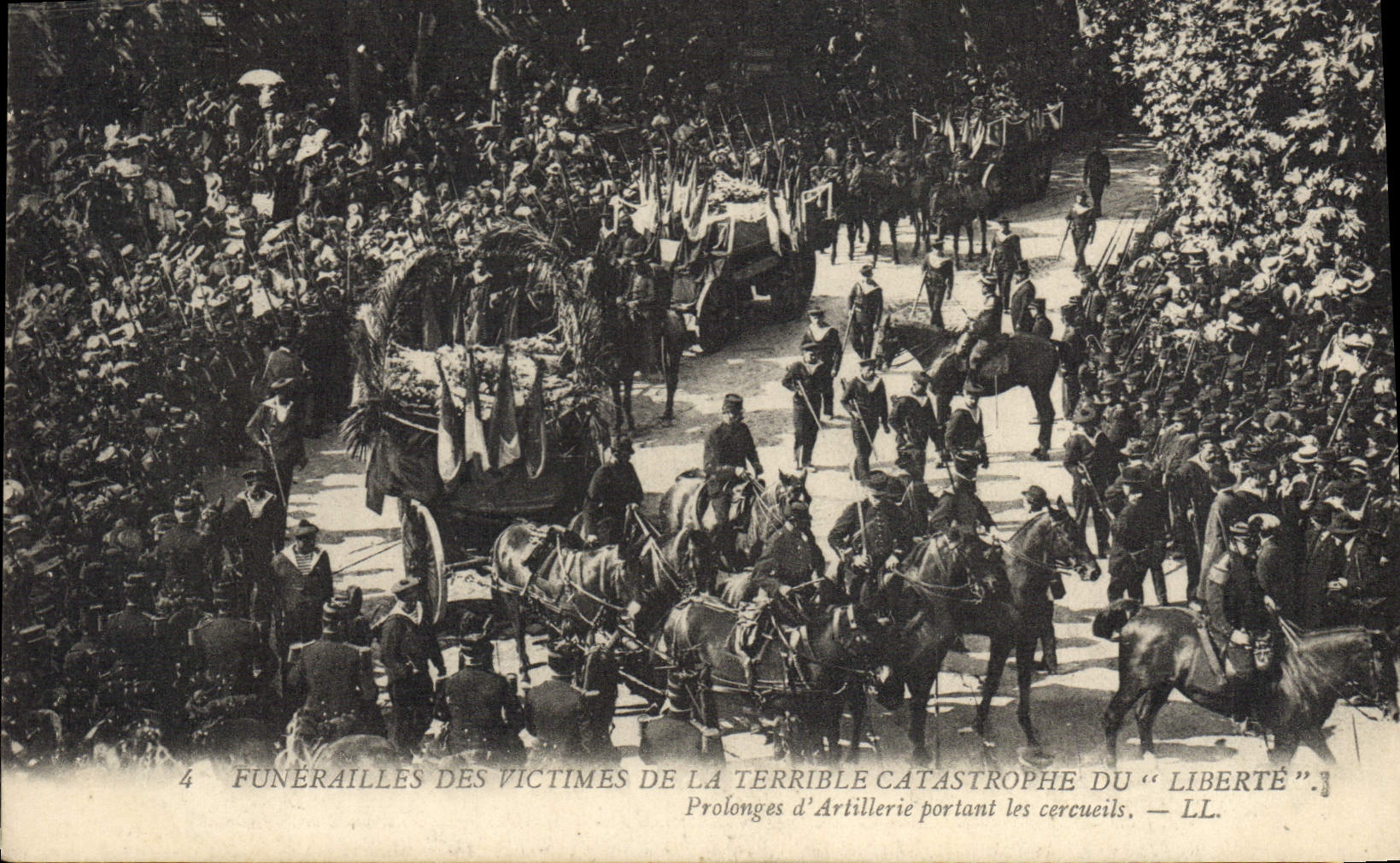 CPA Bateau Funerailles des victimes de la terrible catastrophe du Liberte Prolonges d'artillerie portant les cercueils