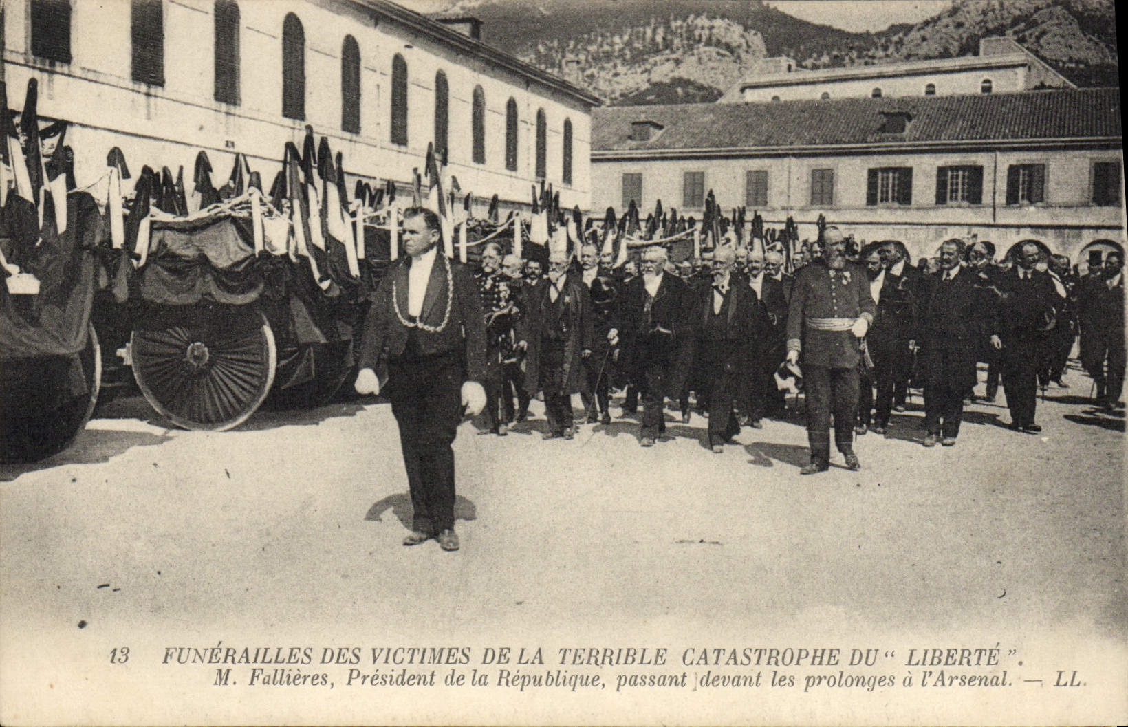 VINTAGE POSTCARD Boat Funeral of the victims of the terrible catastrophe of Freedom Fallieres President of the Republic