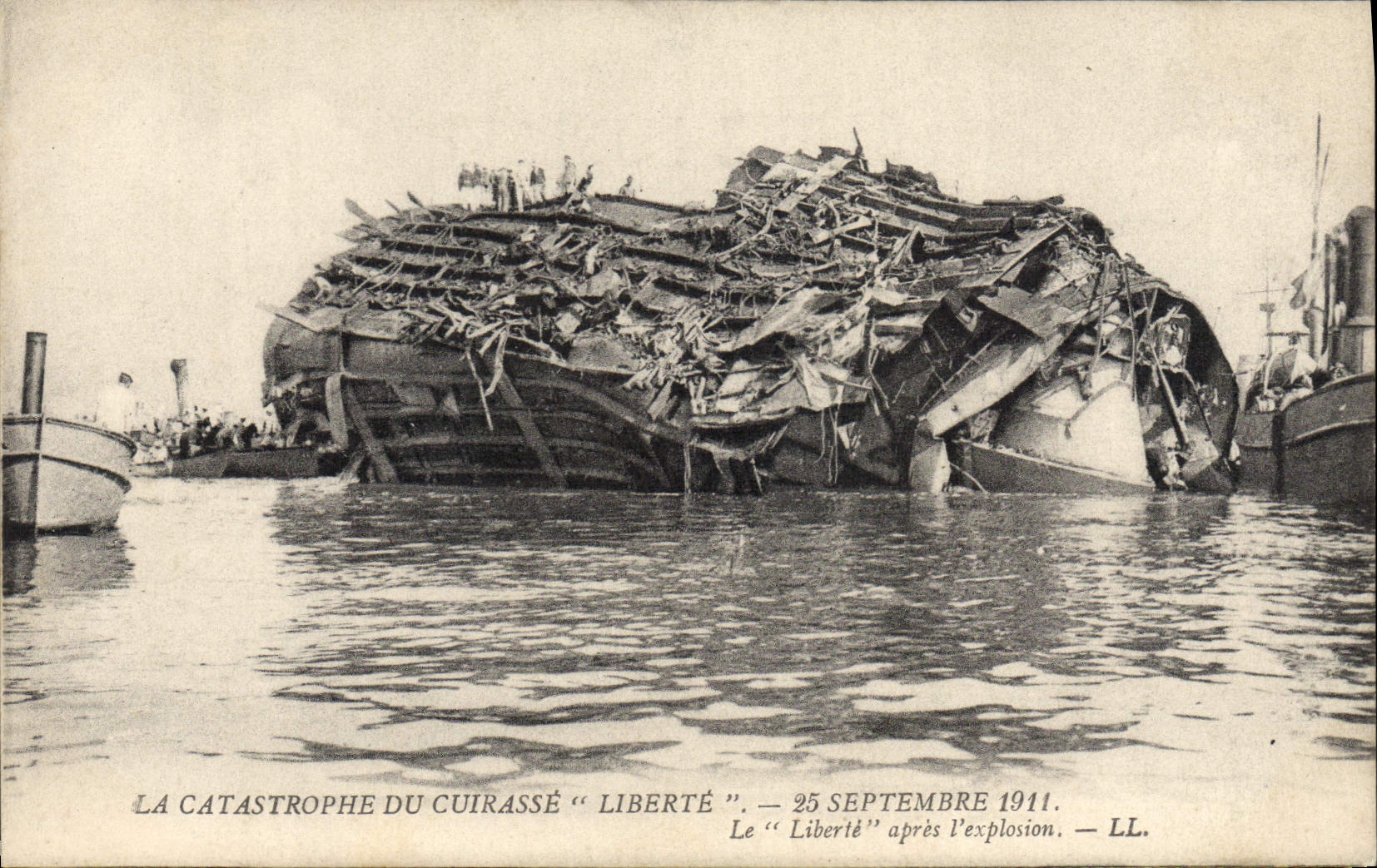 VINTAGE POSTCARD Boat Funeral of the victims of the terrible catastrophe of Freedom Freedom after the explosion