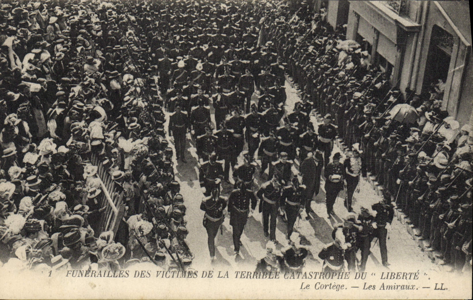CPA Bateau Funerailles des victimes de la terrible catastrophe du Liberte Le cortege Les amiraux 