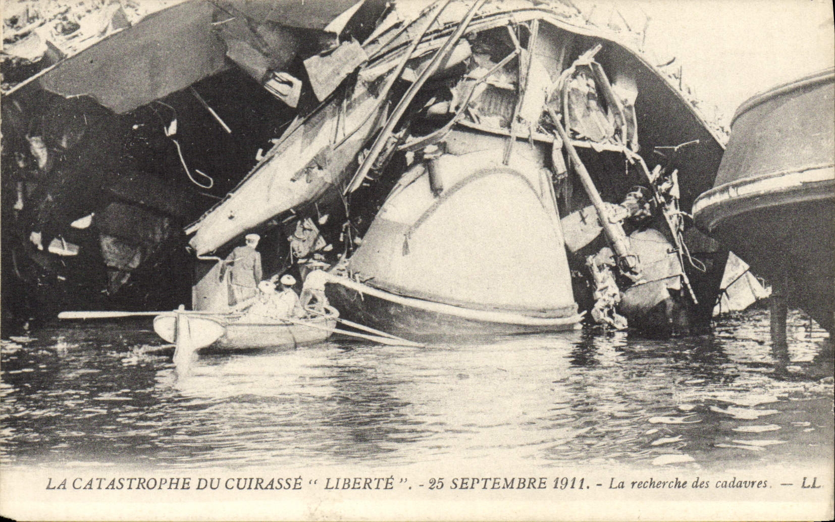CPA Bateau Funerailles des victimes de la terrible catastrophe du Liberte La recherche des cadavres