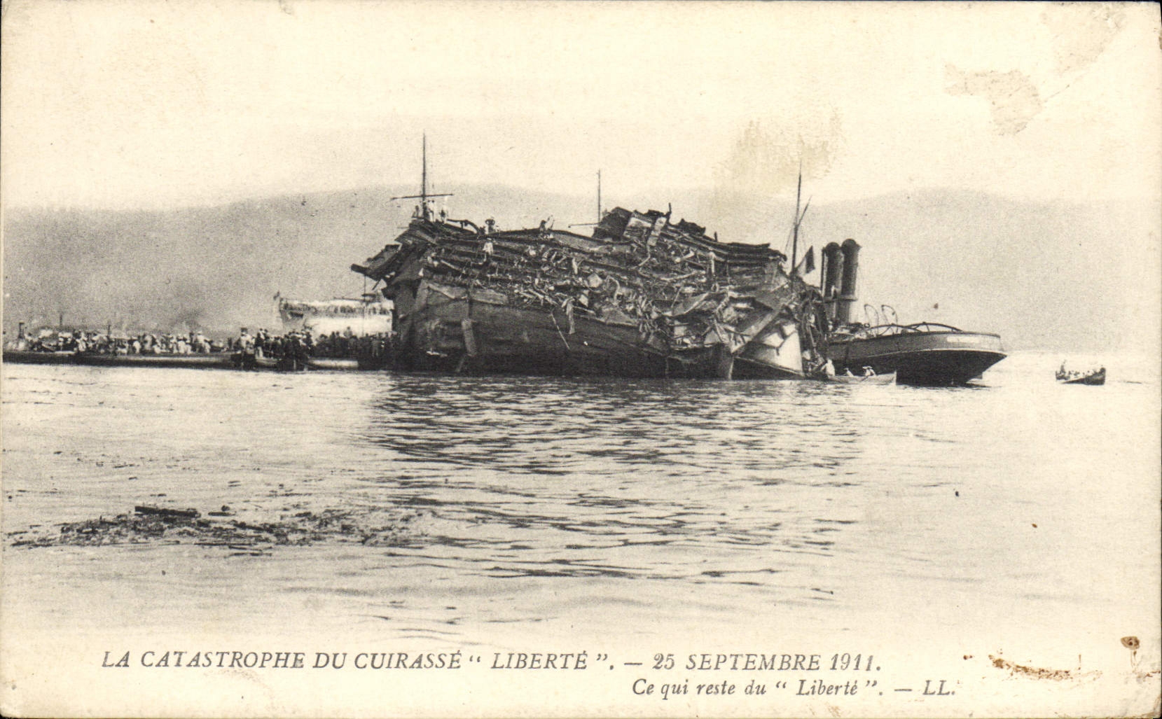 CPA Bateau Funerailles des victimes de la terrible catastrophe du Liberte Ce qui reste du Liberte