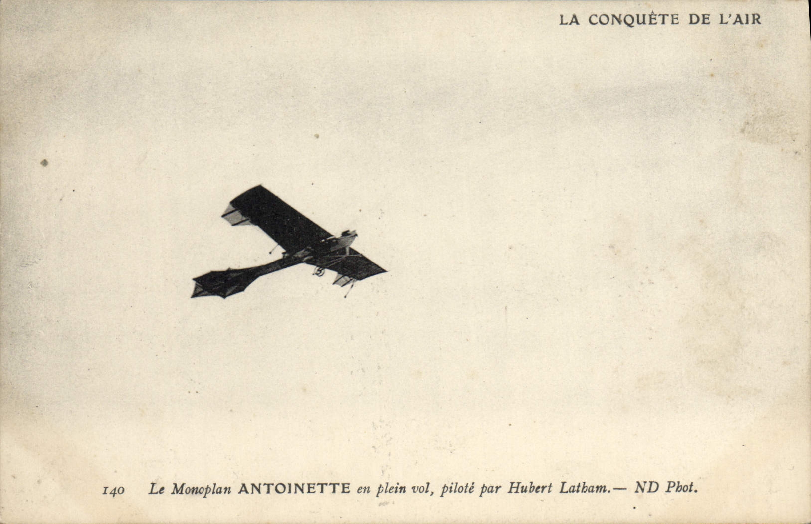 CPA Avion Aviation Monoplan Antoinette en plein vol pilote par Hubert Latham