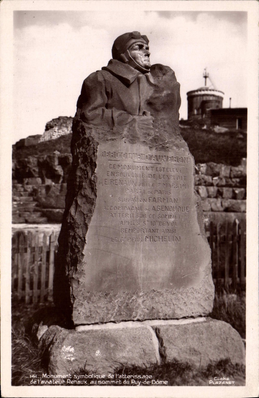 CPA Avion Aviation Monument symbolique de l'atterrissage de l'aviateur Renaux au sommet du Puy de Dome