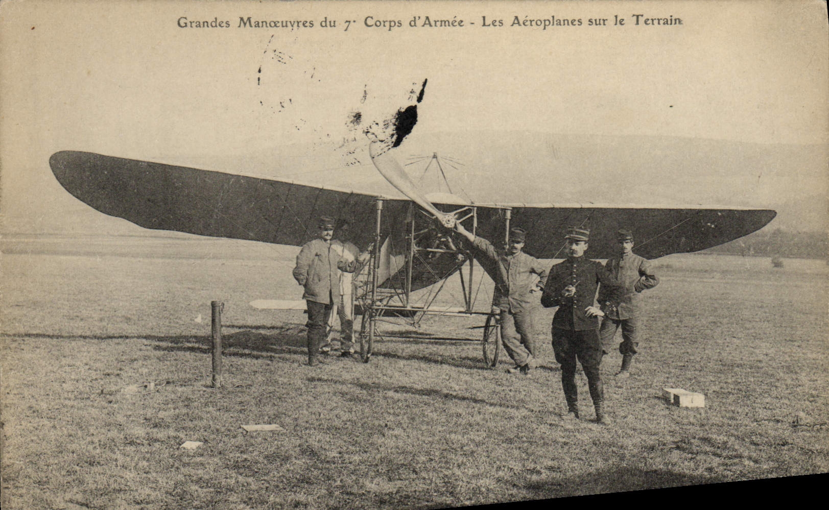 CPA Avion Aviation Grandes manoeuvres du 7eme corps d'armee Les aeroplanes sur le terrain