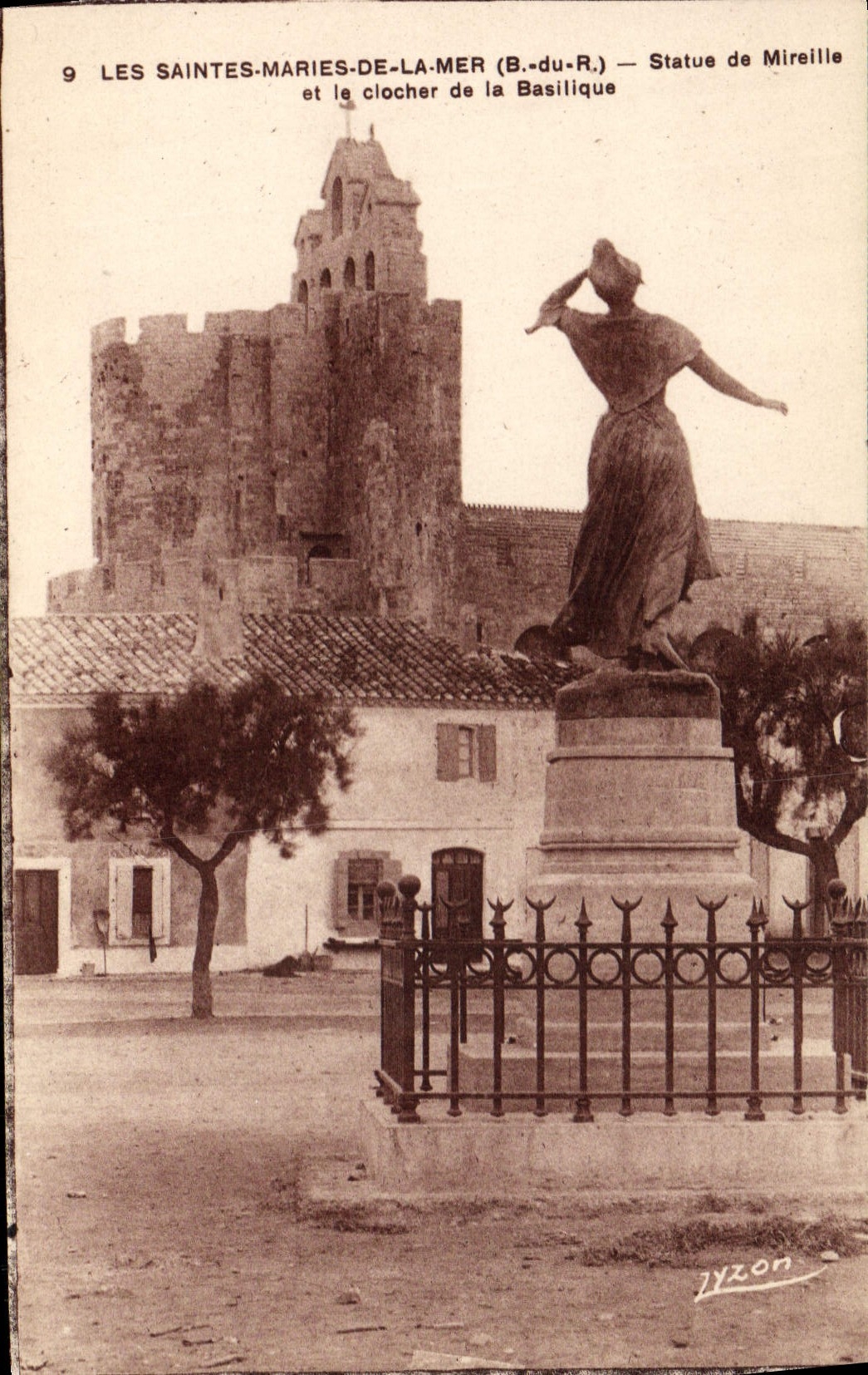 CPA Les Saintes Maries De La Mer Statue De Mireille Et Le Clocher De La Basilique