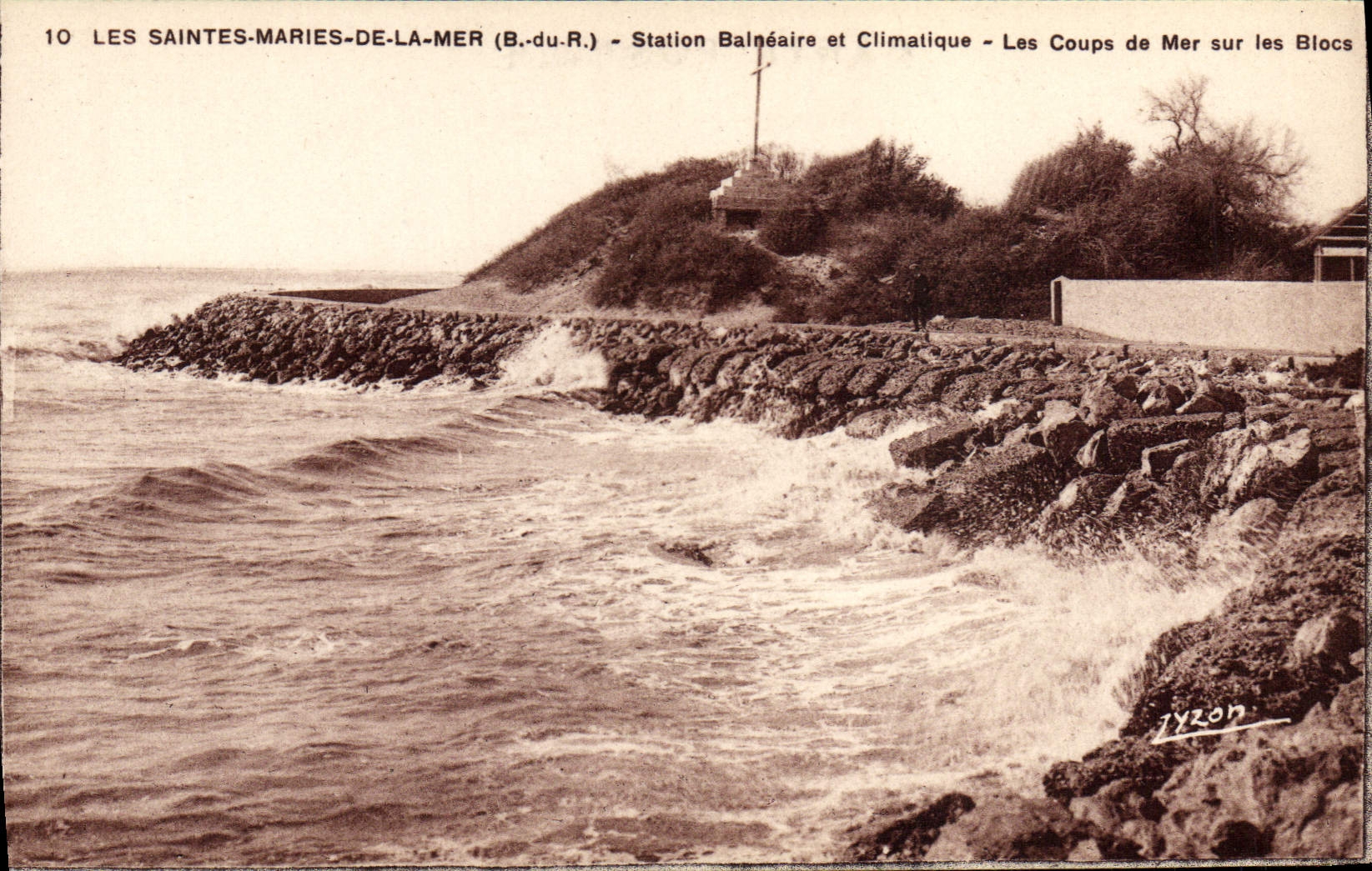 CPA Les Saintes Maries De La Mer Les coups de mer sur les blocs