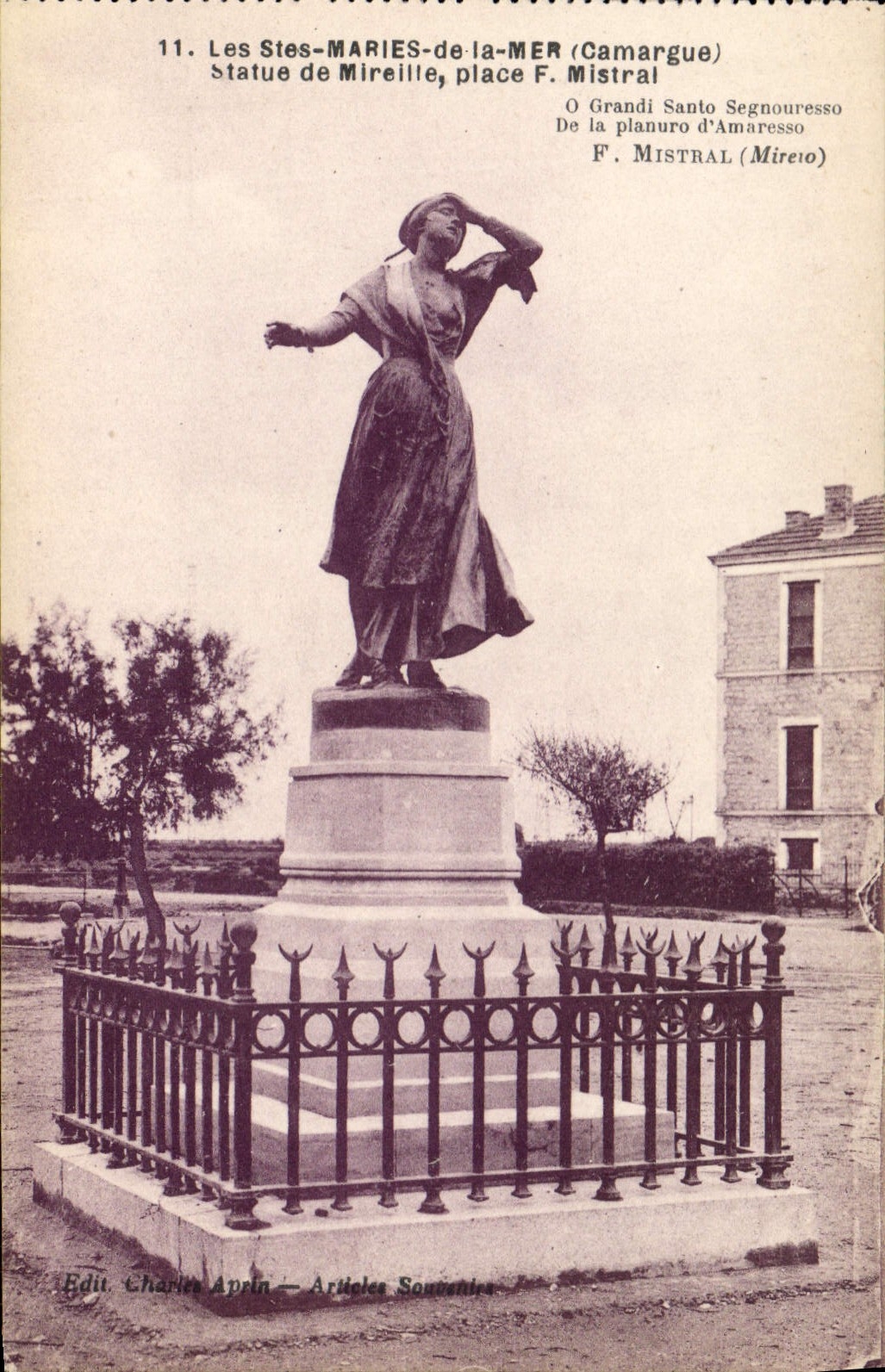 CPA Les Saintes Maries De La Mer Statue de Mireille place F Mistral