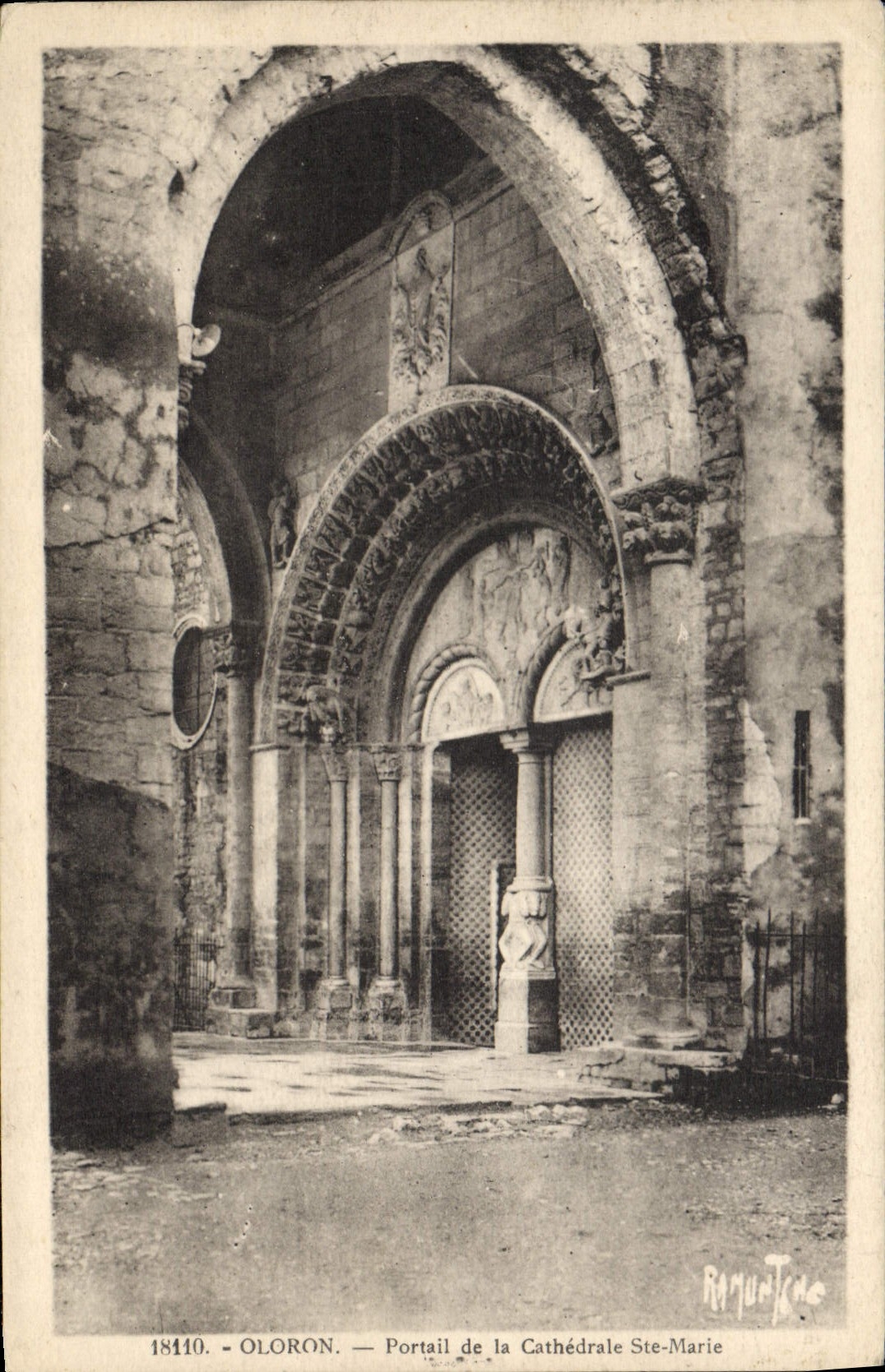 CPA Oloron Portail de la cathedrale Ste marie 