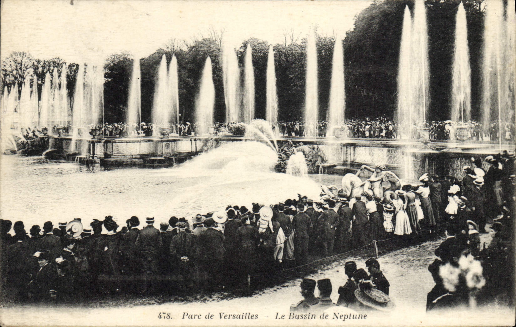 VINTAGE POSTCARD Park of Versailles the basin of Neptune