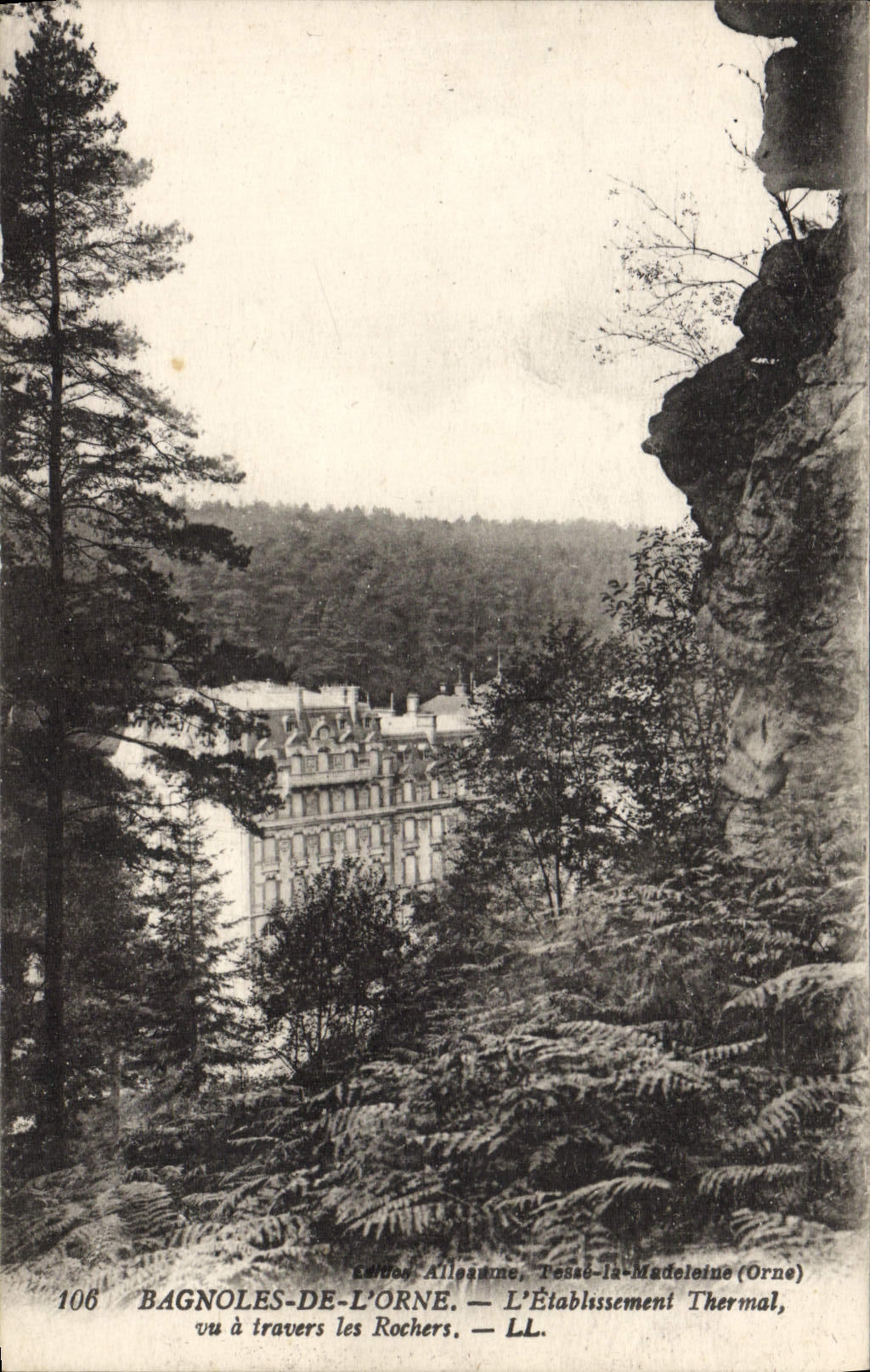 CPA Bagnoles de l'Orne L'etablissement thermal vu a travers les rochers