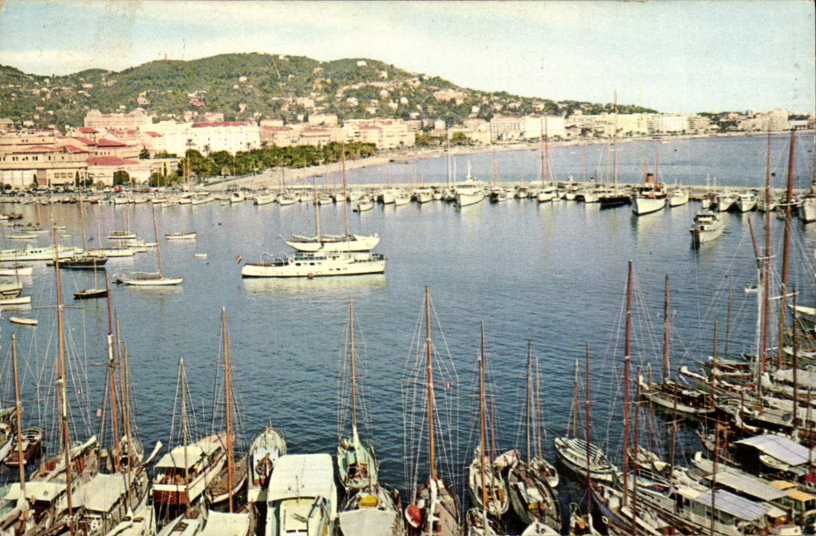 CPM Cannes Un coin du port Dans le fond la promenade de la Croisette