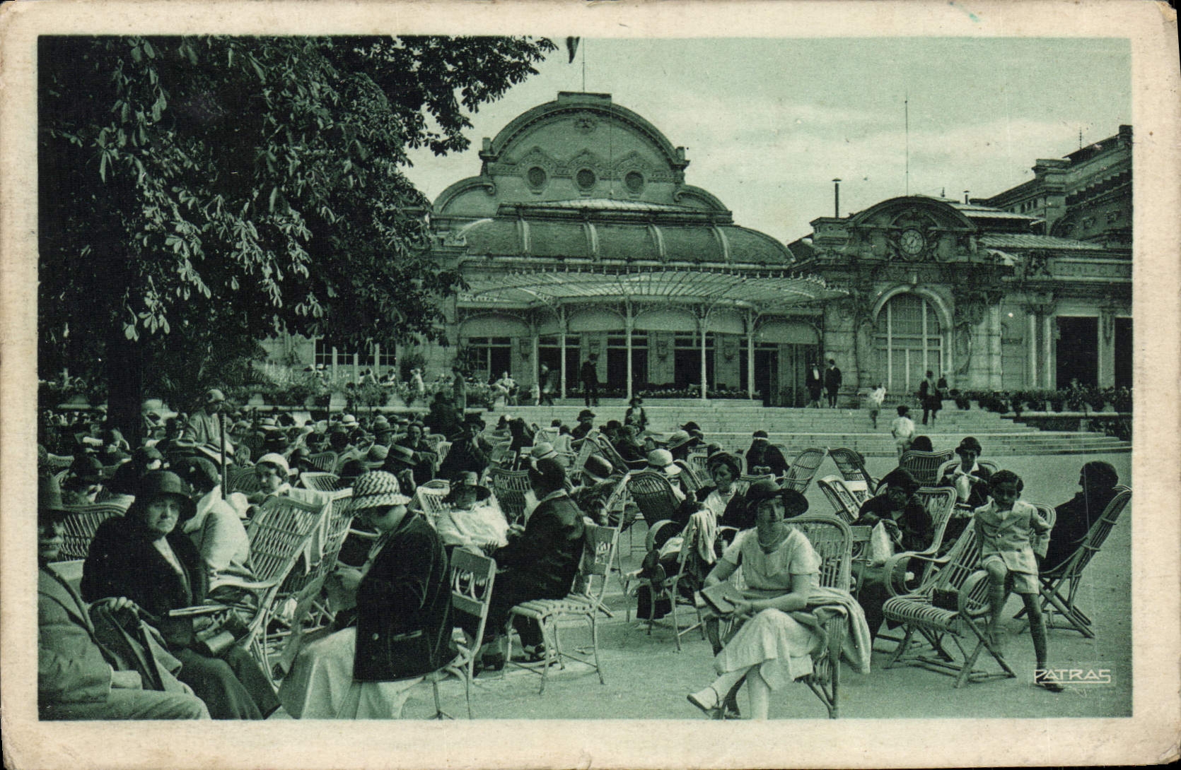 VINTAGE POSTCARD Vichy In front of the casino