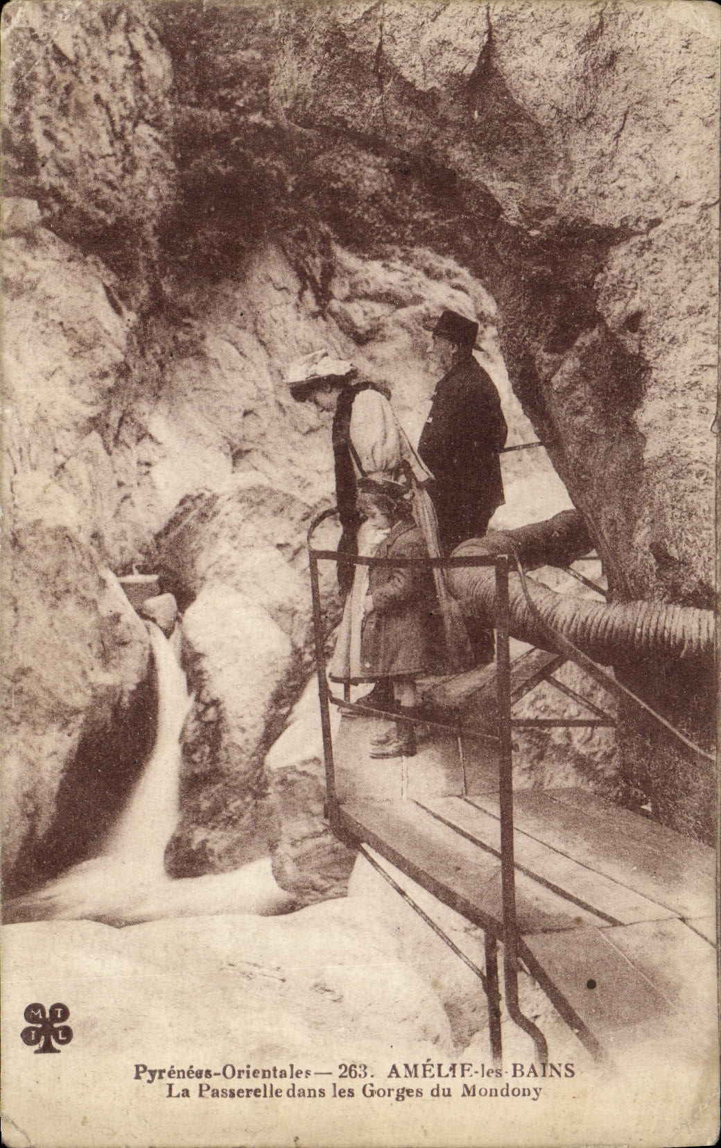 VINTAGE POSTCARD Amelie les Bains the footbridge in the throats of Mondony