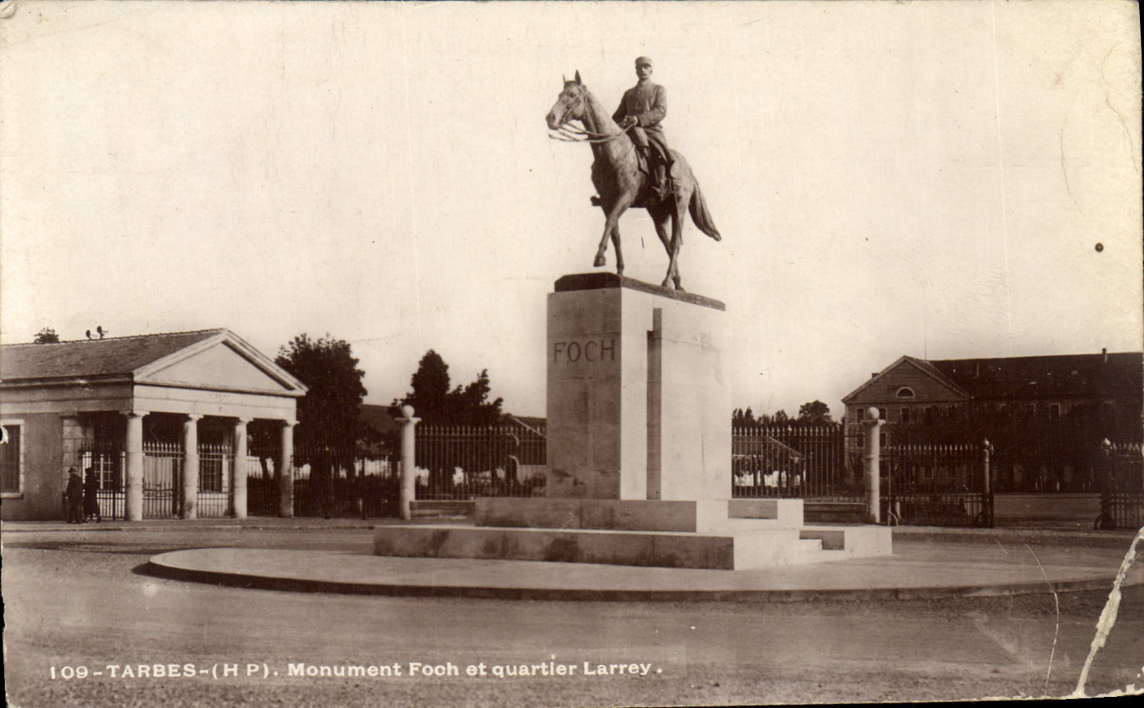 CPA Tarbes Monument Foch et quartier Larrey 