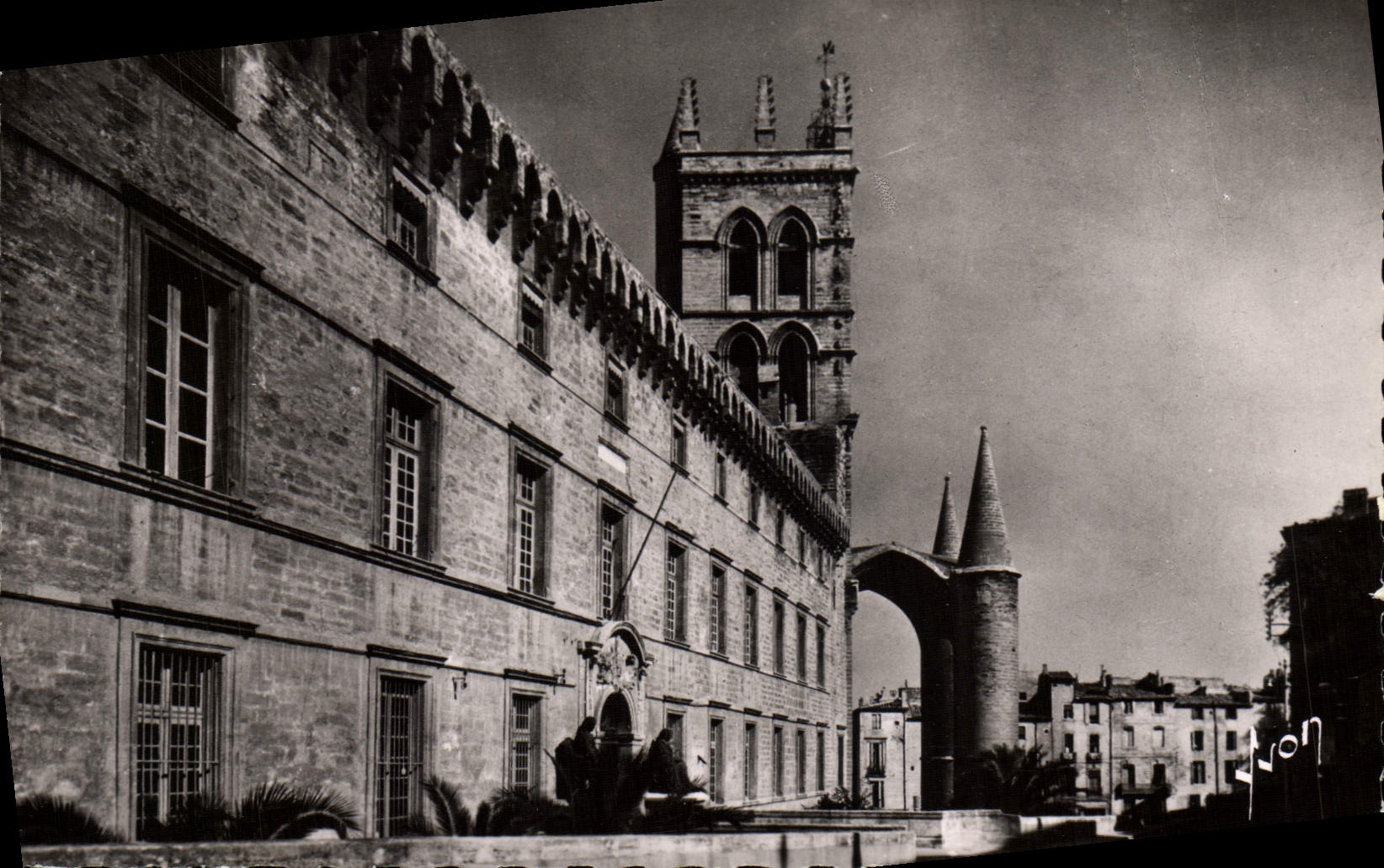 CPM Montpellier La Faculte De Medecine Et La Cathedrale Saint Pierre