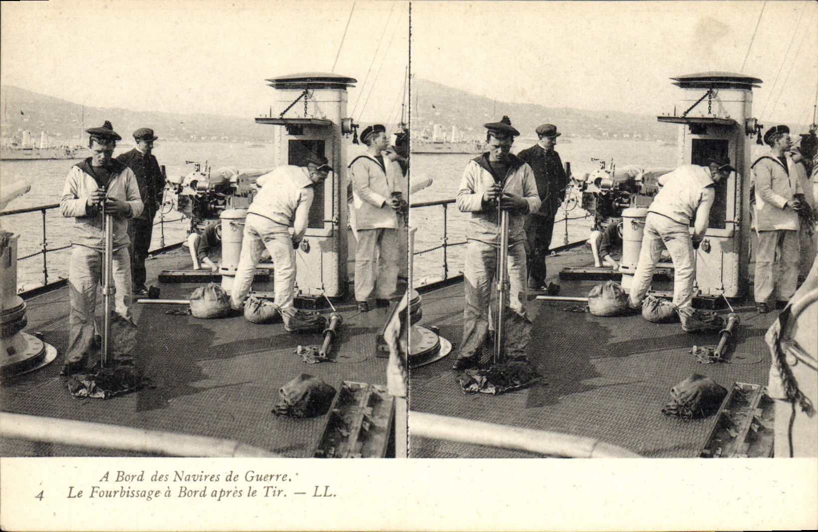 VINTAGE POSTCARD Bateau has edge of the warships furbishing has edge after the shooting