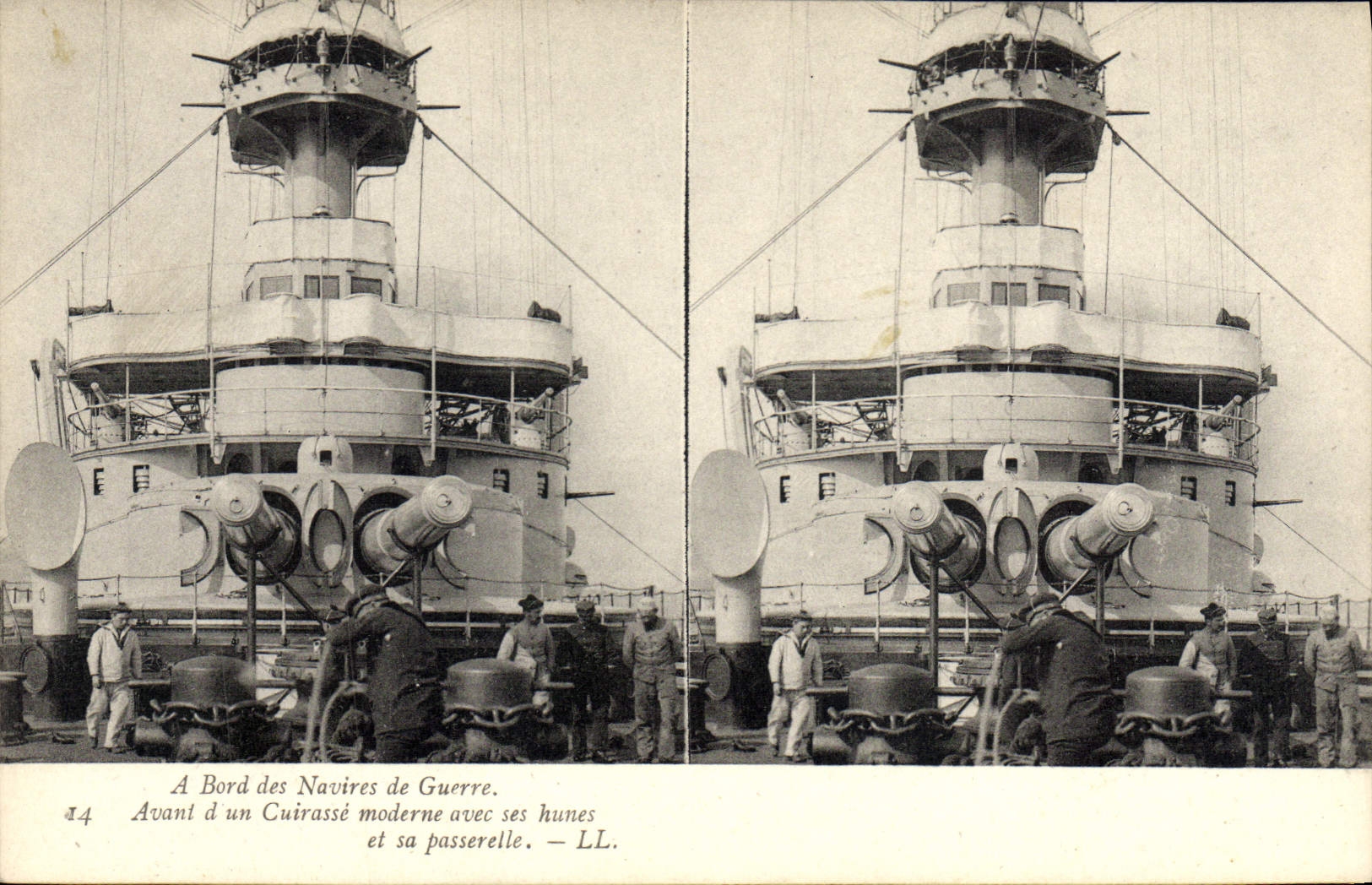 CPA Bateau A bord des navires de guerre Avant d'un cuirasse moderne avec ses hunes et sa passerelle