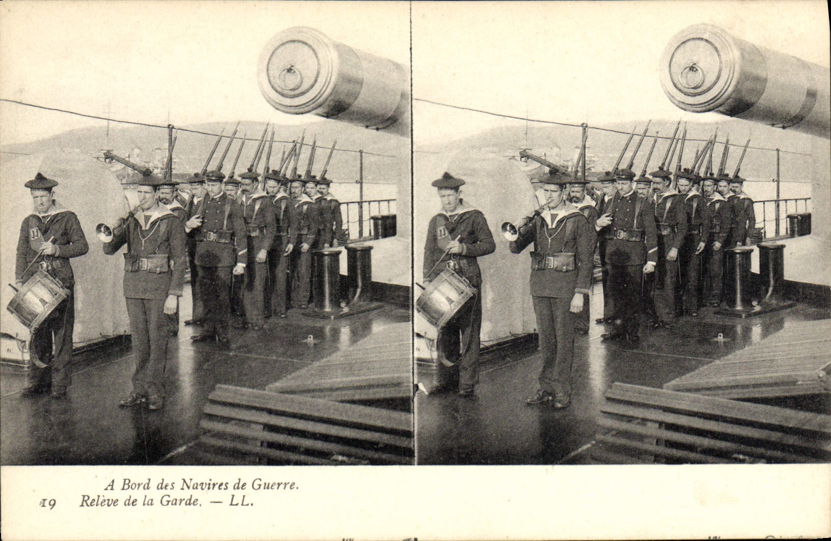 VINTAGE POSTCARD Bateau has edge of the warships Releve of the guard