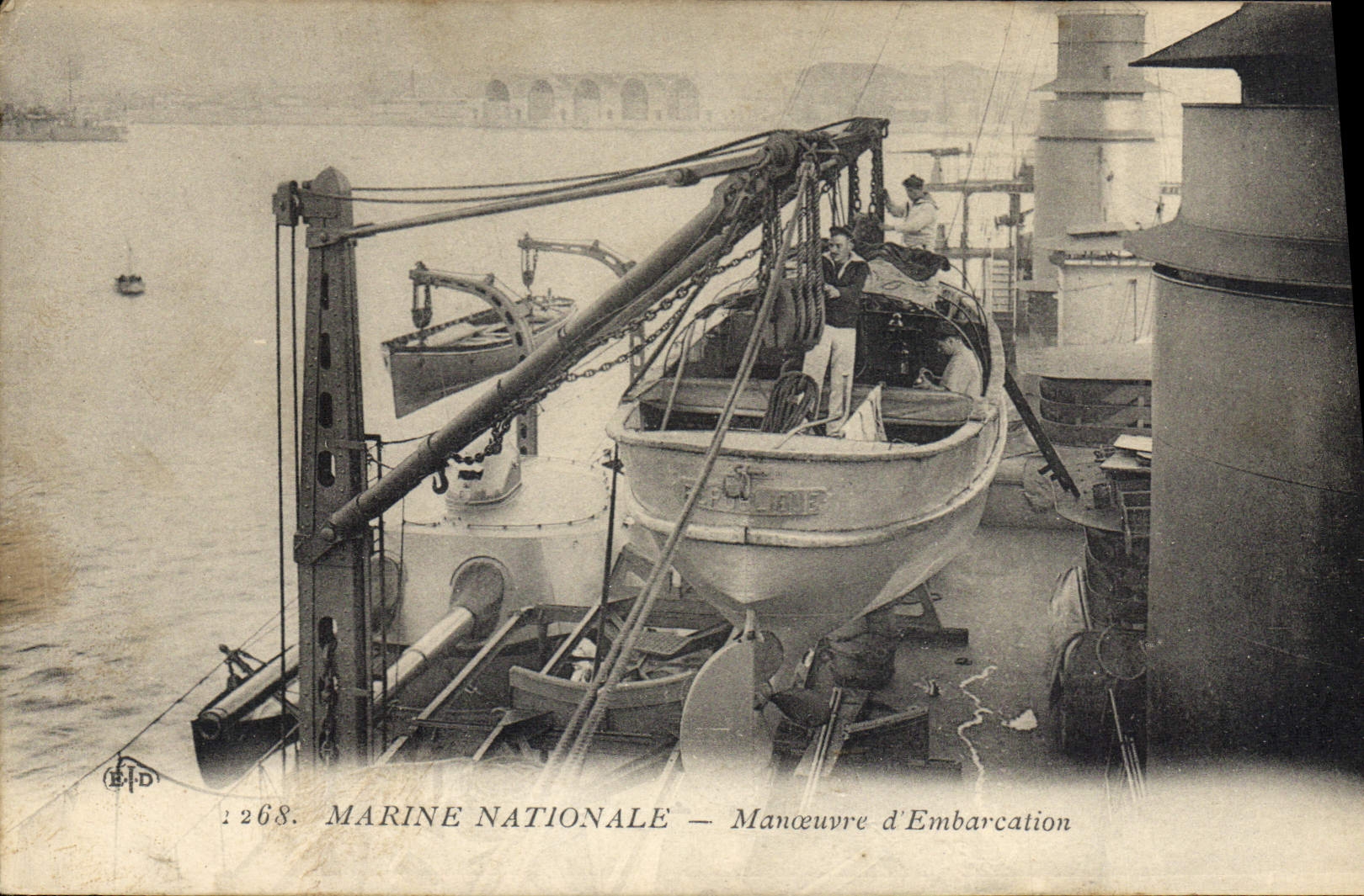 CPA Bateau Marine nationale Manoeuvre d'embarcation