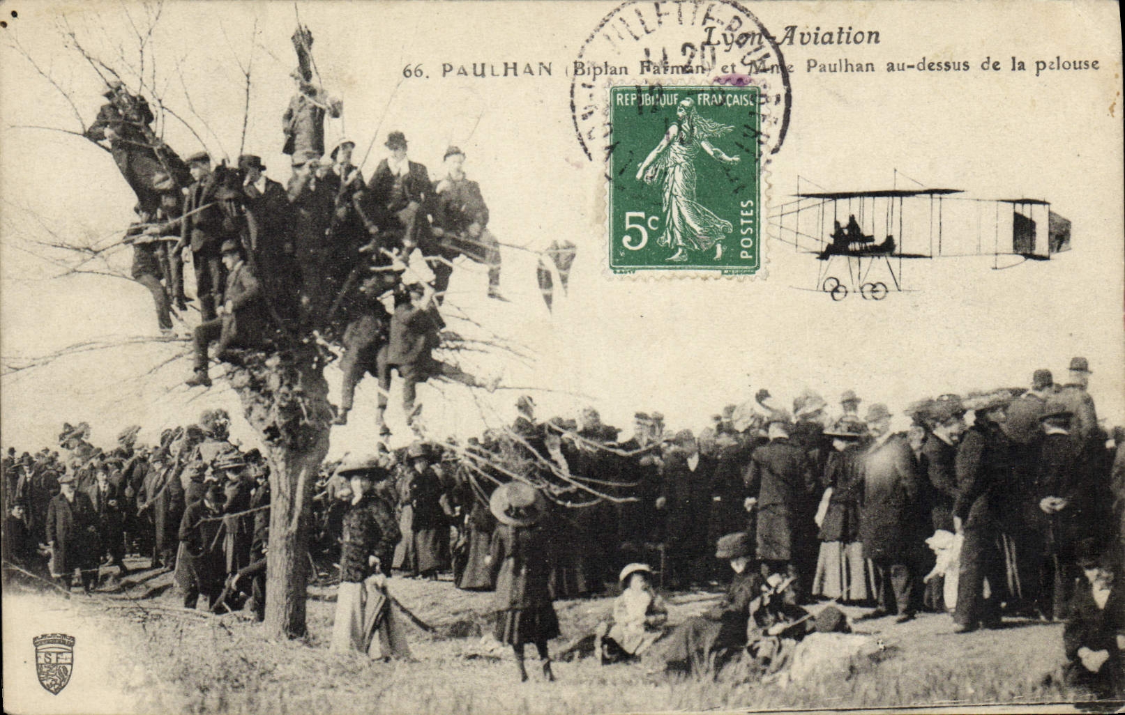 CPA Avion Aviation Lyon Aviation Paulhan Biplan Farman et Mme Paulhan au dessus de la pelouse