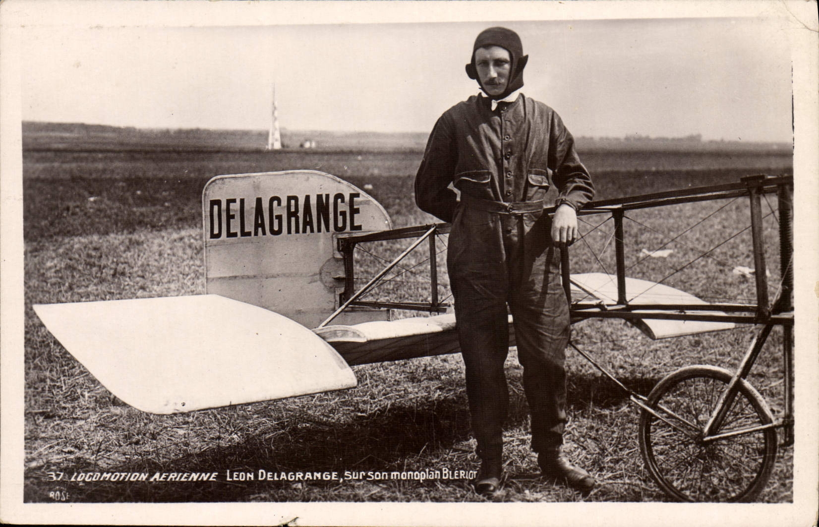 VINTAGE POSTCARD Plane Aviation Leon Delagrange on his monoplane bleriot