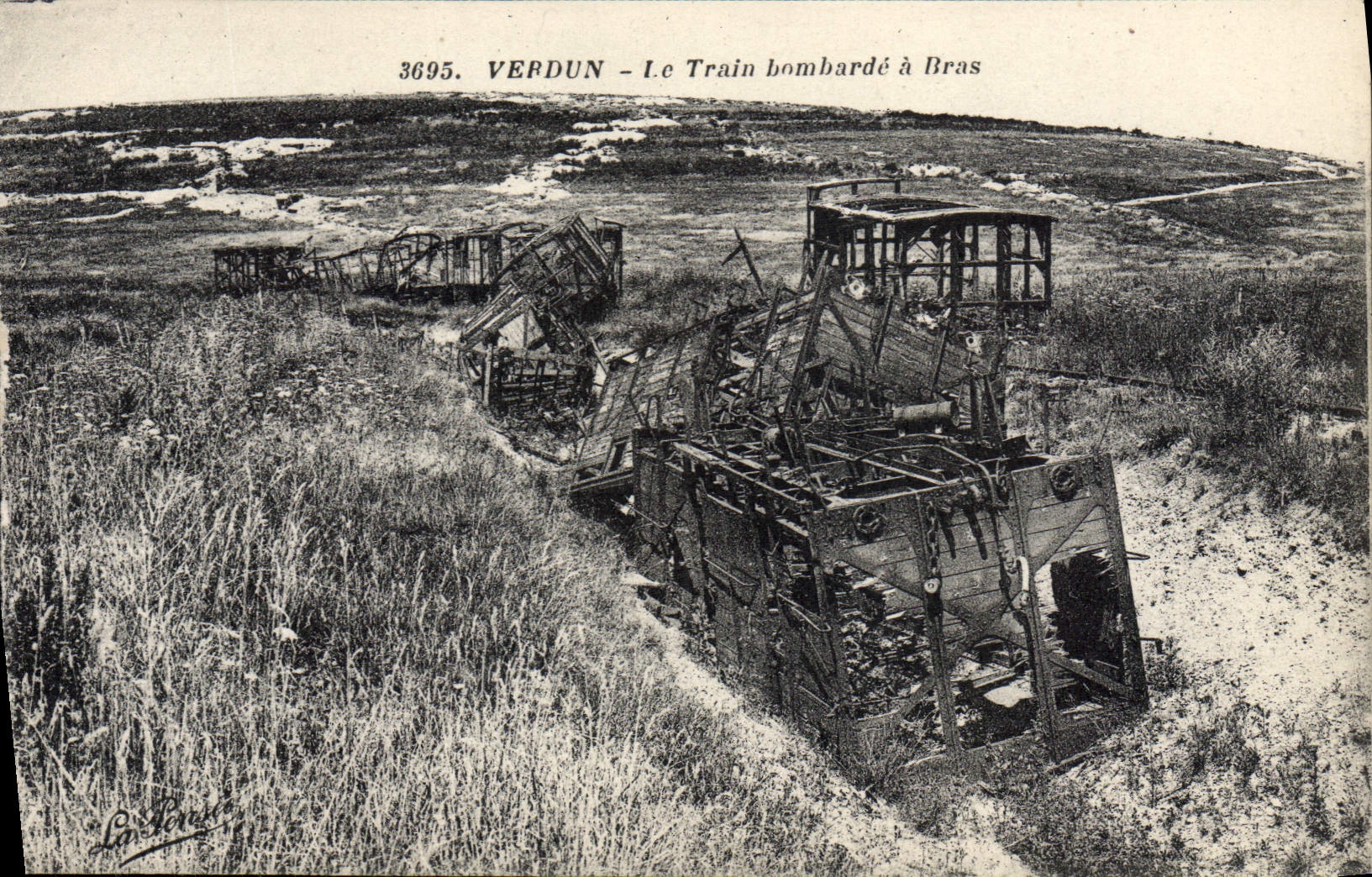VINTAGE POSTCARD Verdun the train bombards has Bras Militaria