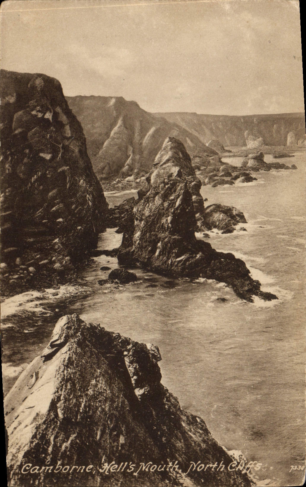 Acantilados del norte de la boca de los infiernos de Camborne de la POSTAL de la VENDIMIA