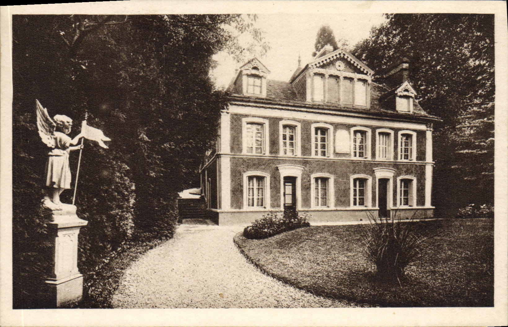 CPA Lisieux Les Buissonnets Facade d'entree