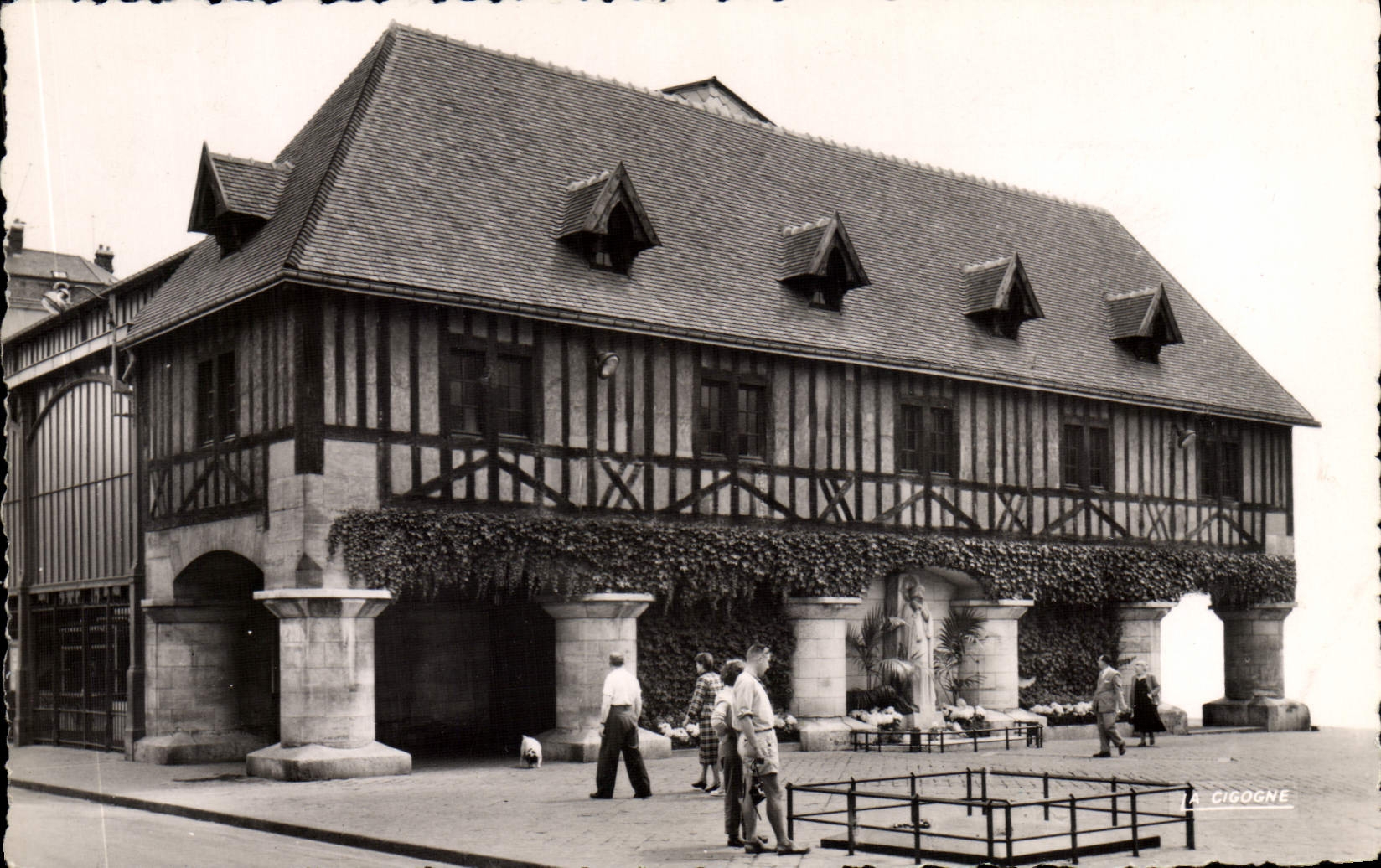 CPM Rouen Place Du Vieux Marche Monument Jeanne d'Arc