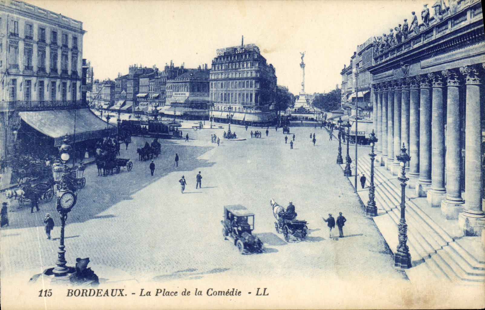 CPA Bordeaux La Place De La Comedie