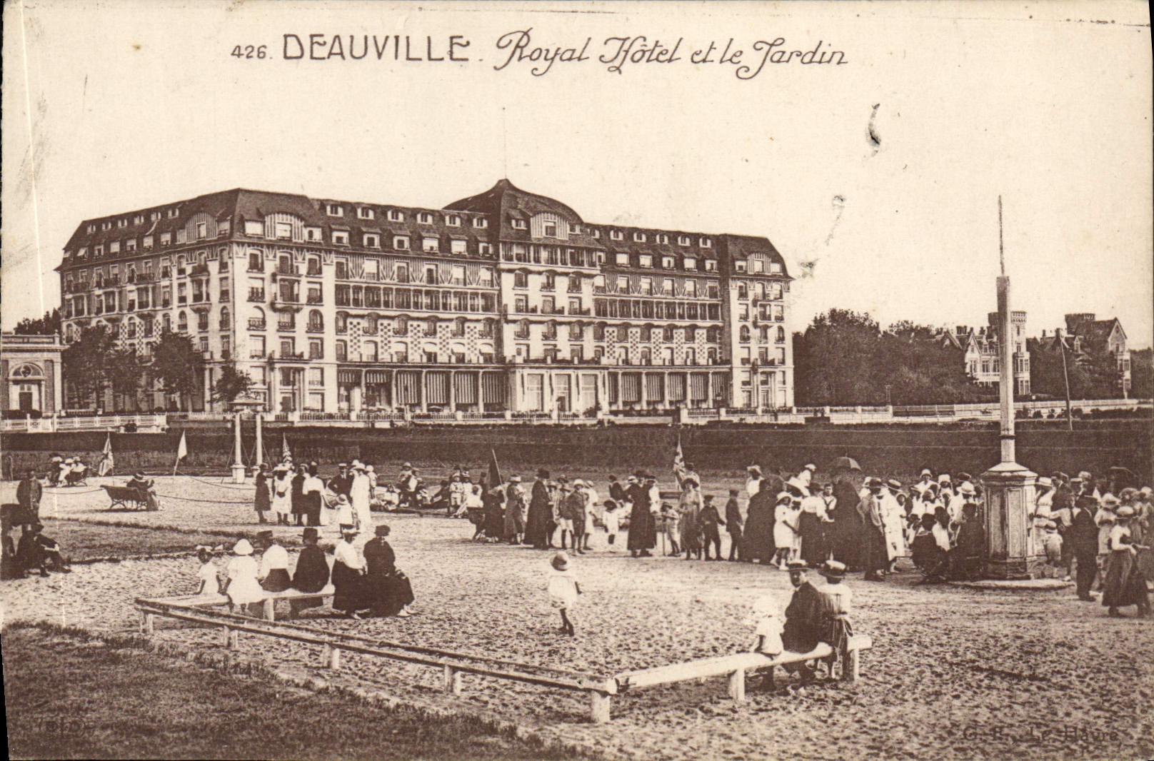 Hotel real de Deauville de la POSTAL de la VENDIMIA y el jardín