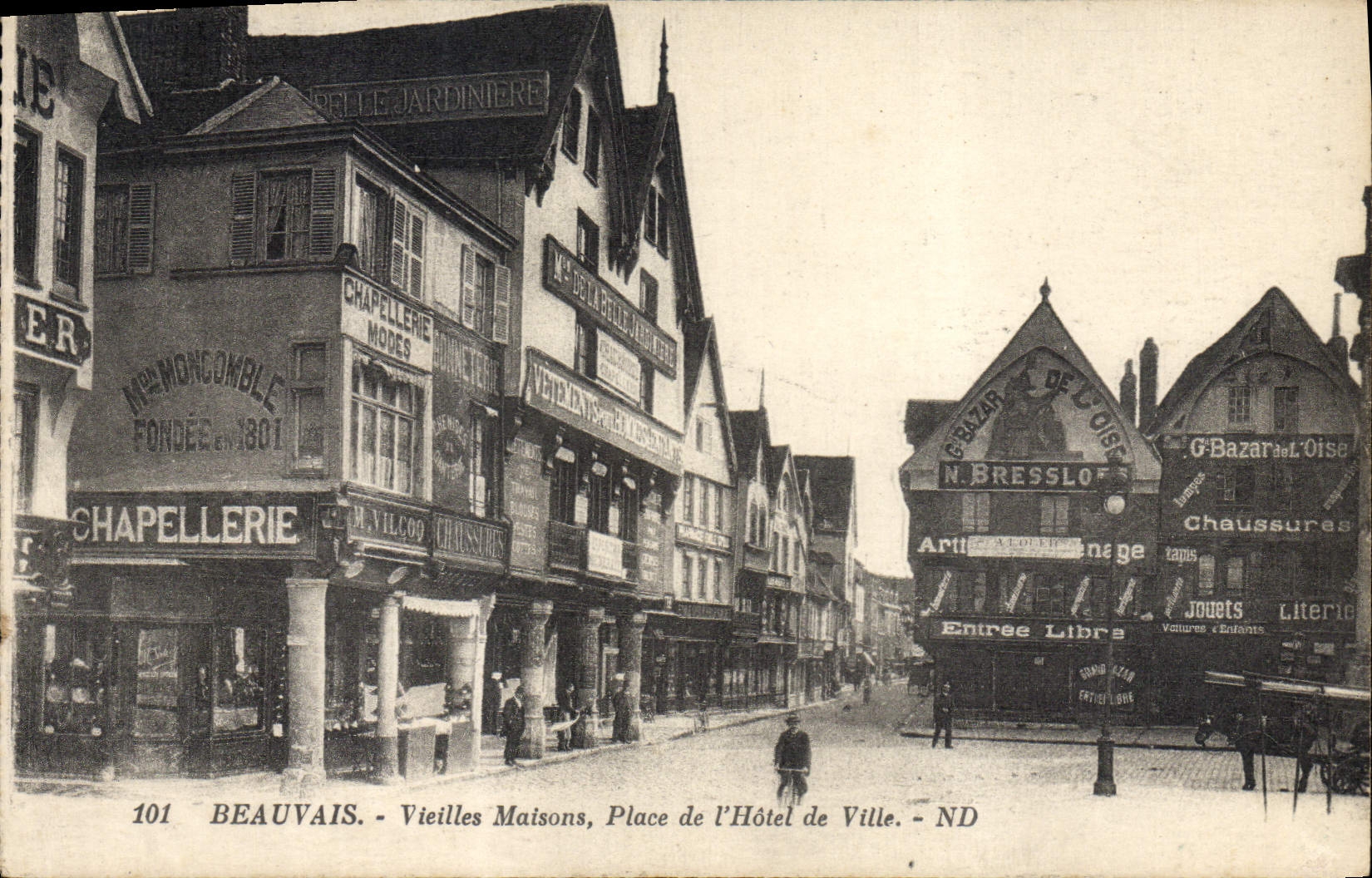 CPA Beauvais Vieilles Maisons Place de L' Hotel de Ville Chapellerie 