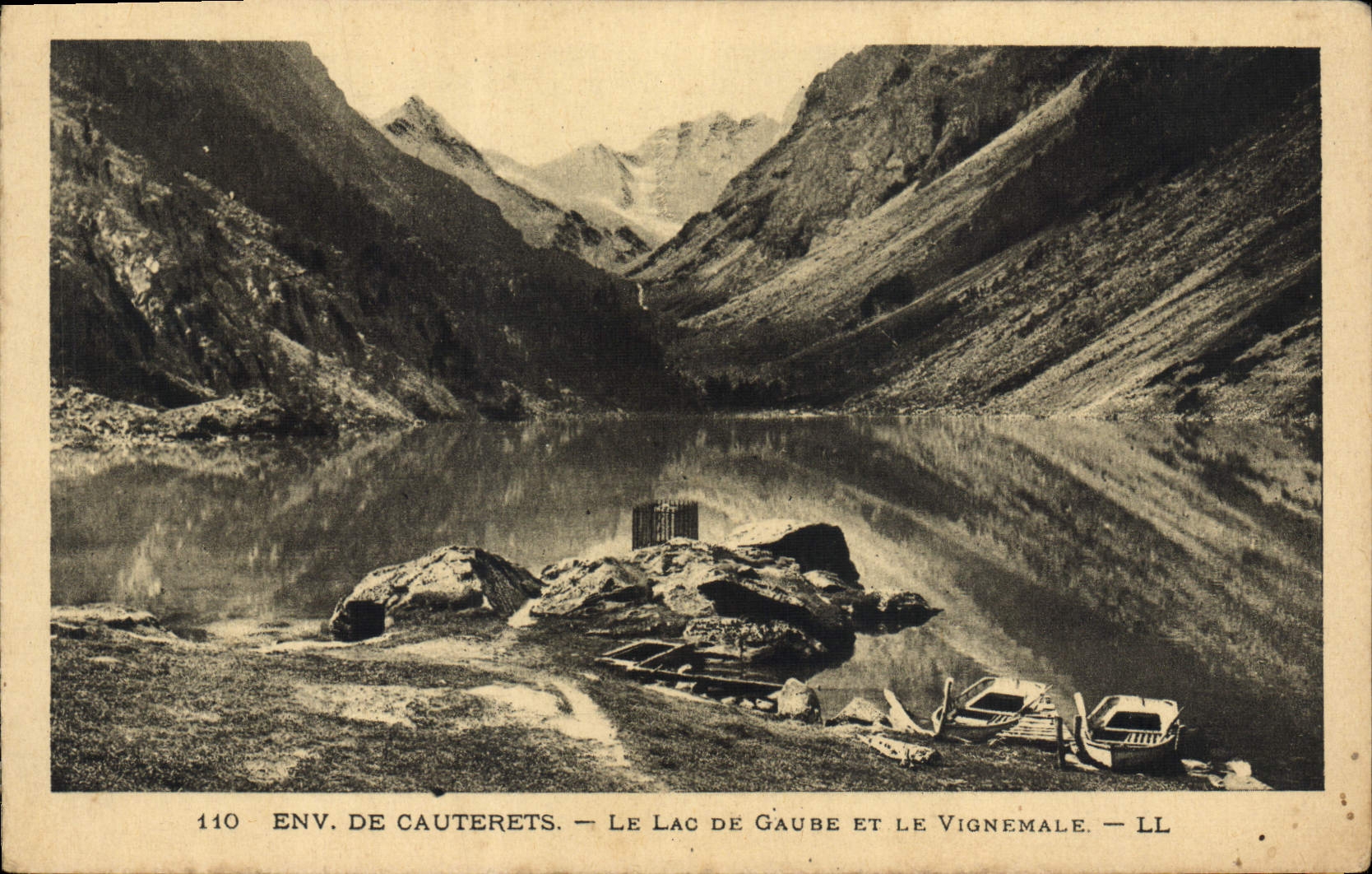 VINTAGE POSTCARD Env De Cauterets the Lake De Gaube And Vignemale