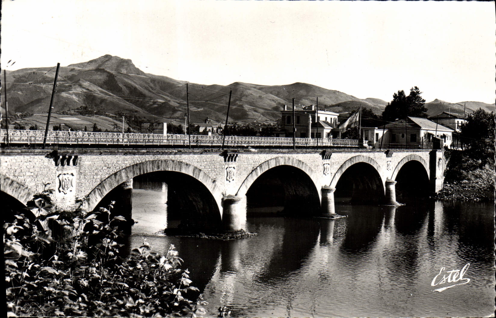 CPM Hendaye Frontiere Francois Espagnole Le pont international du chemin de fer et la montagne des Trois Couronnes