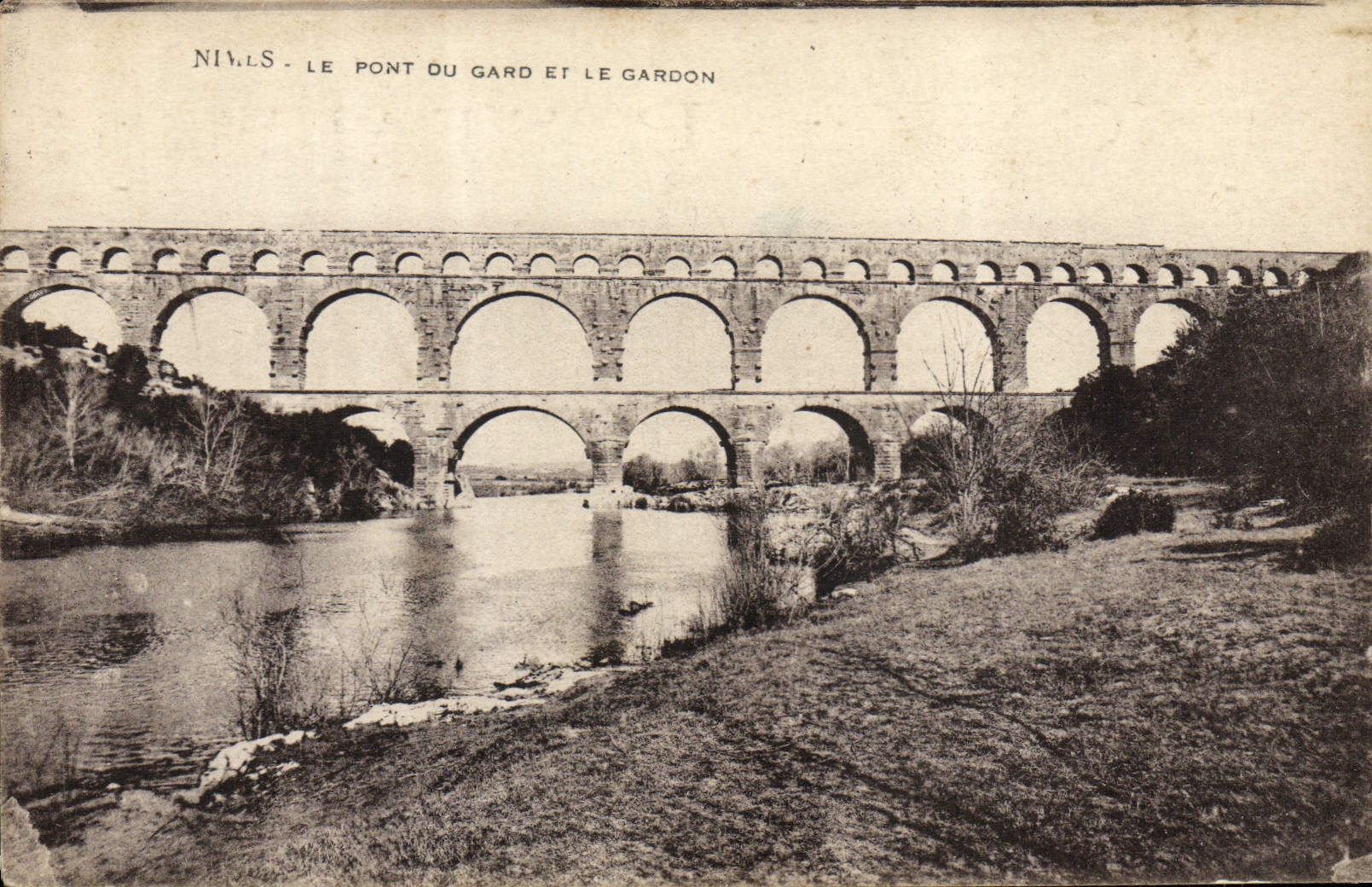 CPA Nimes Le Pont Du Gard Et Le Gardon