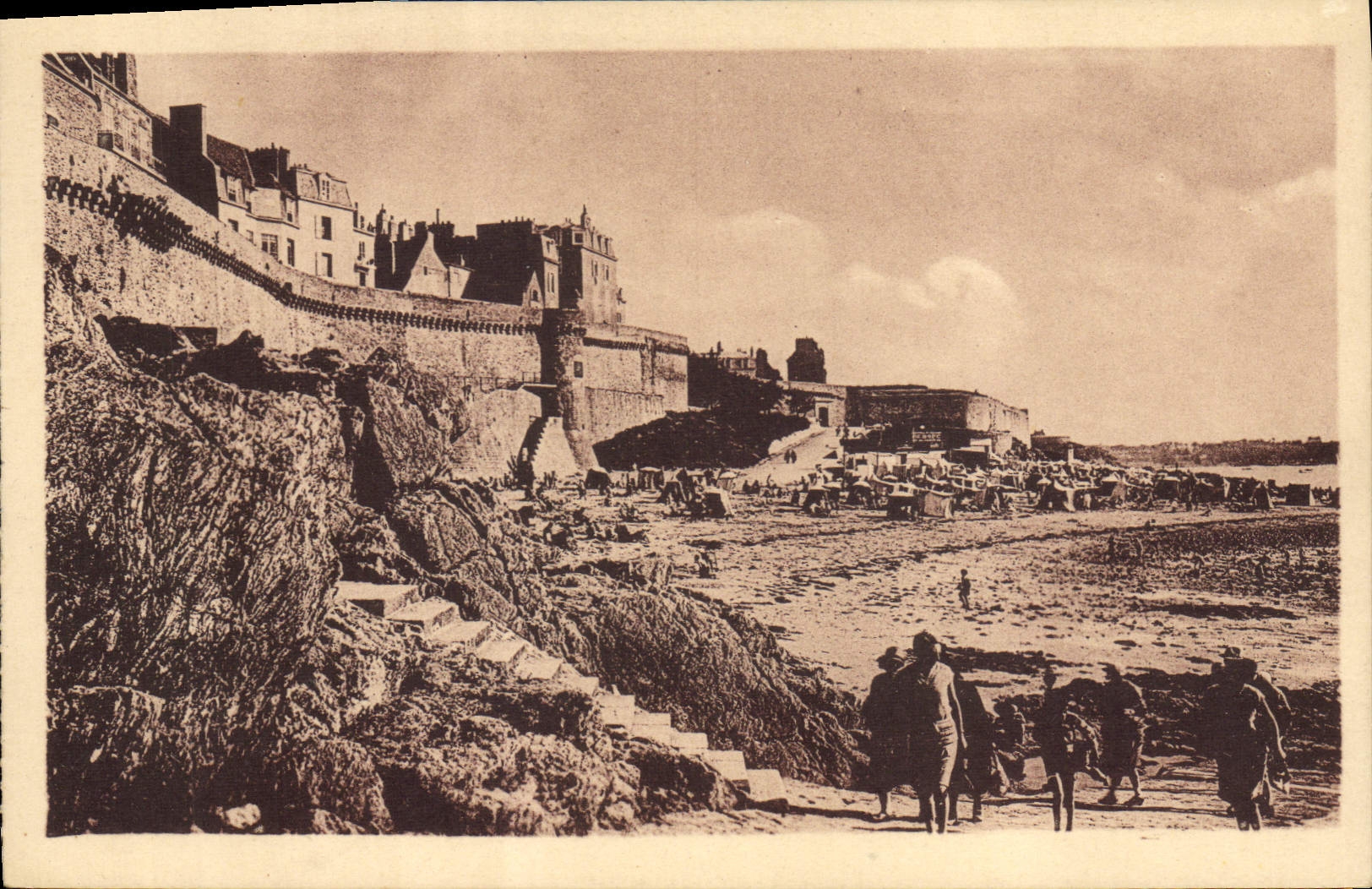 VINTAGE POSTCARD Holy Malo walls and the beach Good Help