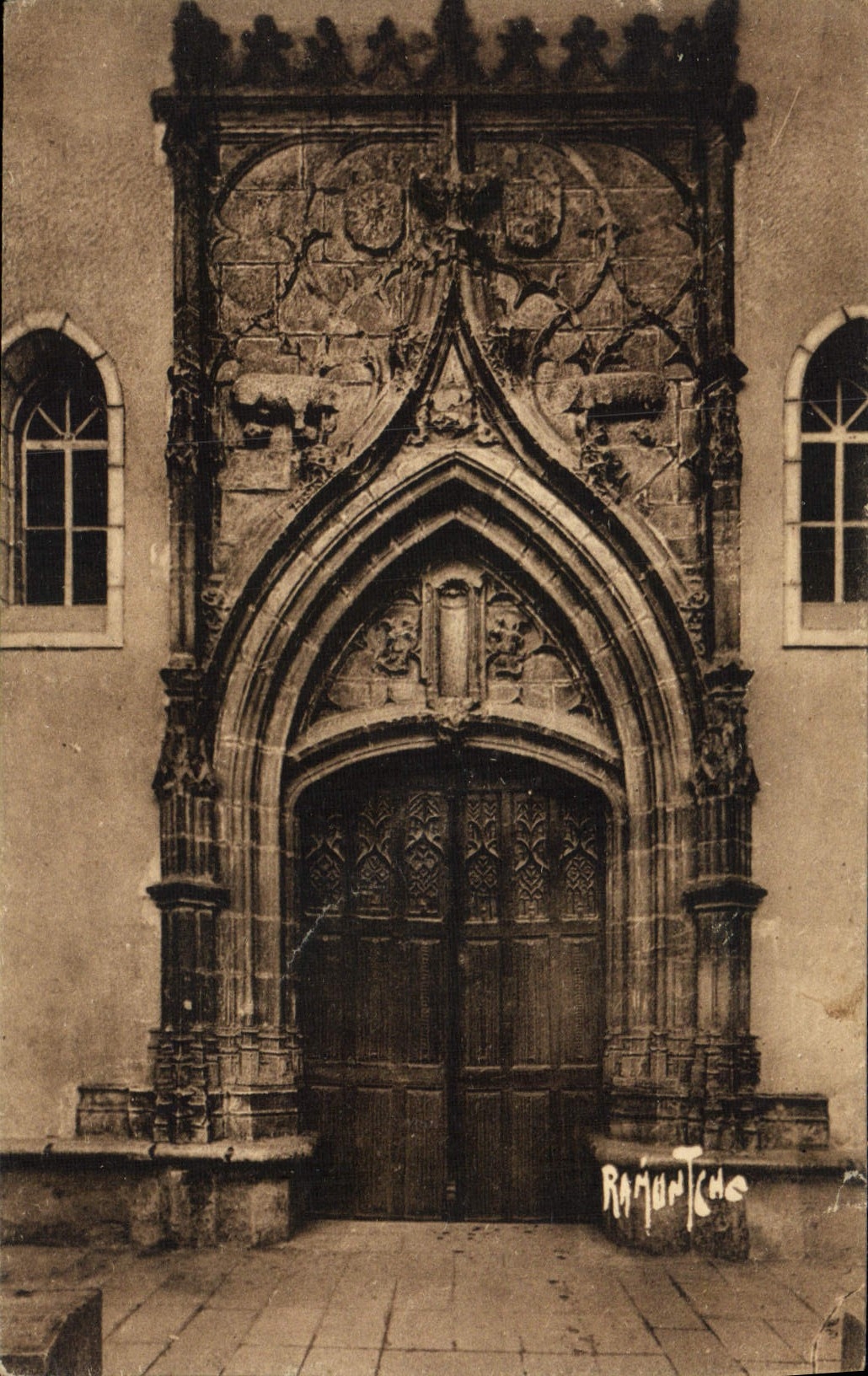 CPA La Vallee d'Ossau Portail de L'Eglise De Bielle