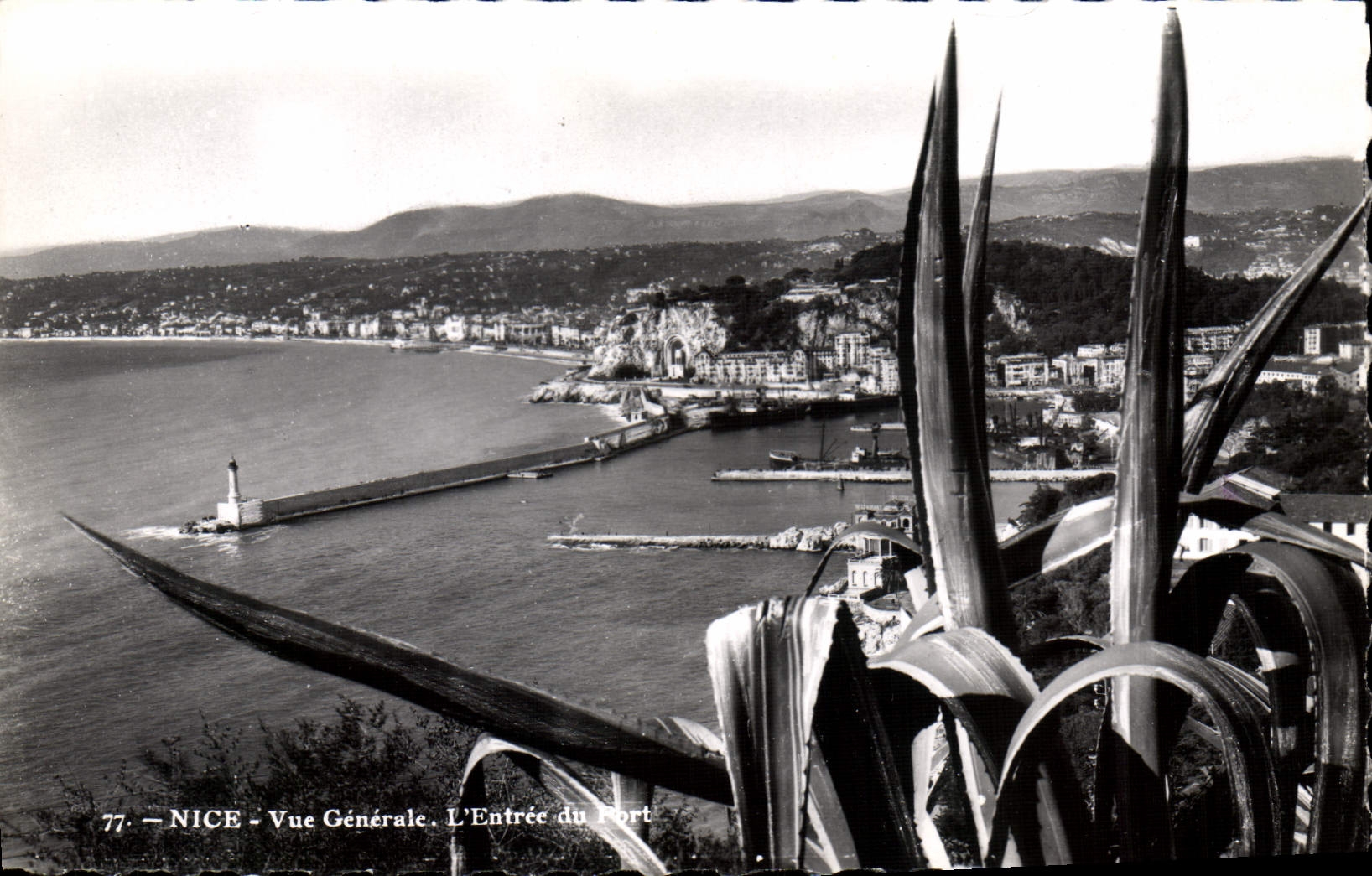 POSTAL MODERNA Niza visión la entrada del puerto