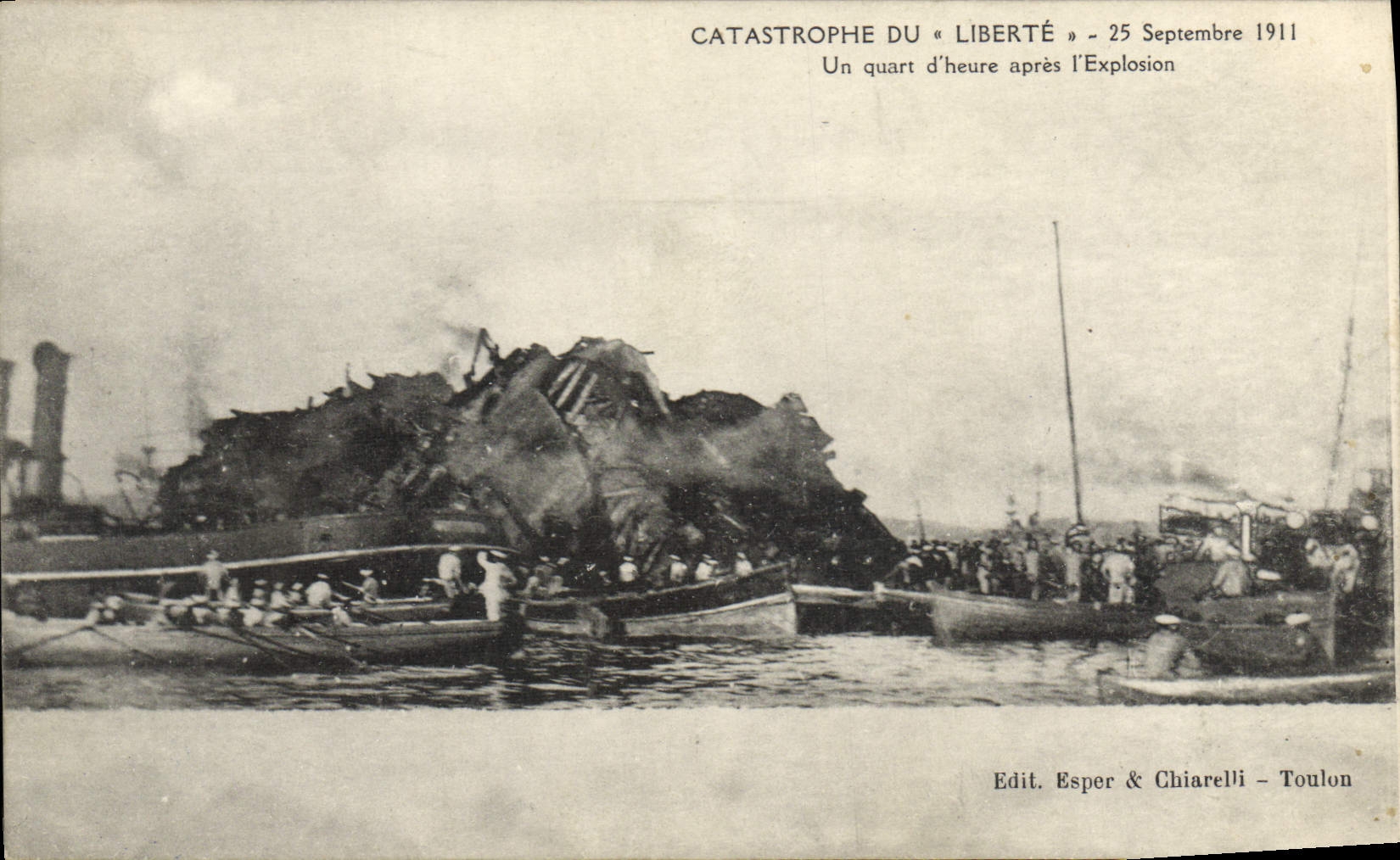 CPA Bateau Catastrophe du cuirasse Liberte Un quart d'heure apres l'explosion 